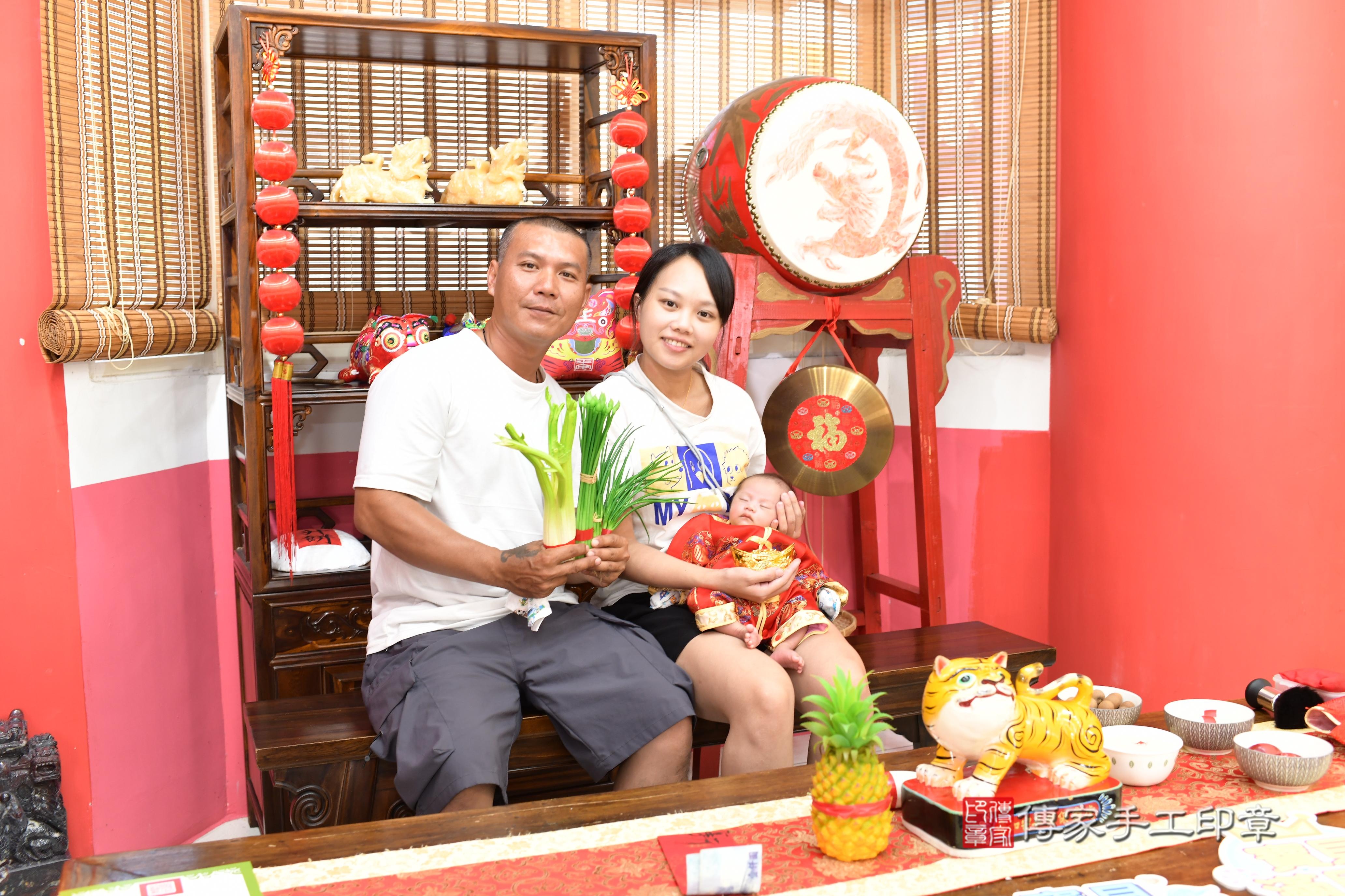 傳家手工印章高雄店、抓周、度脺、中國風會場、傳家嬰兒古禮、吉祥話、抓周道具物品24種、拍照。抓周證書。寶寶抓周、滿周歲、生日快樂、祝福