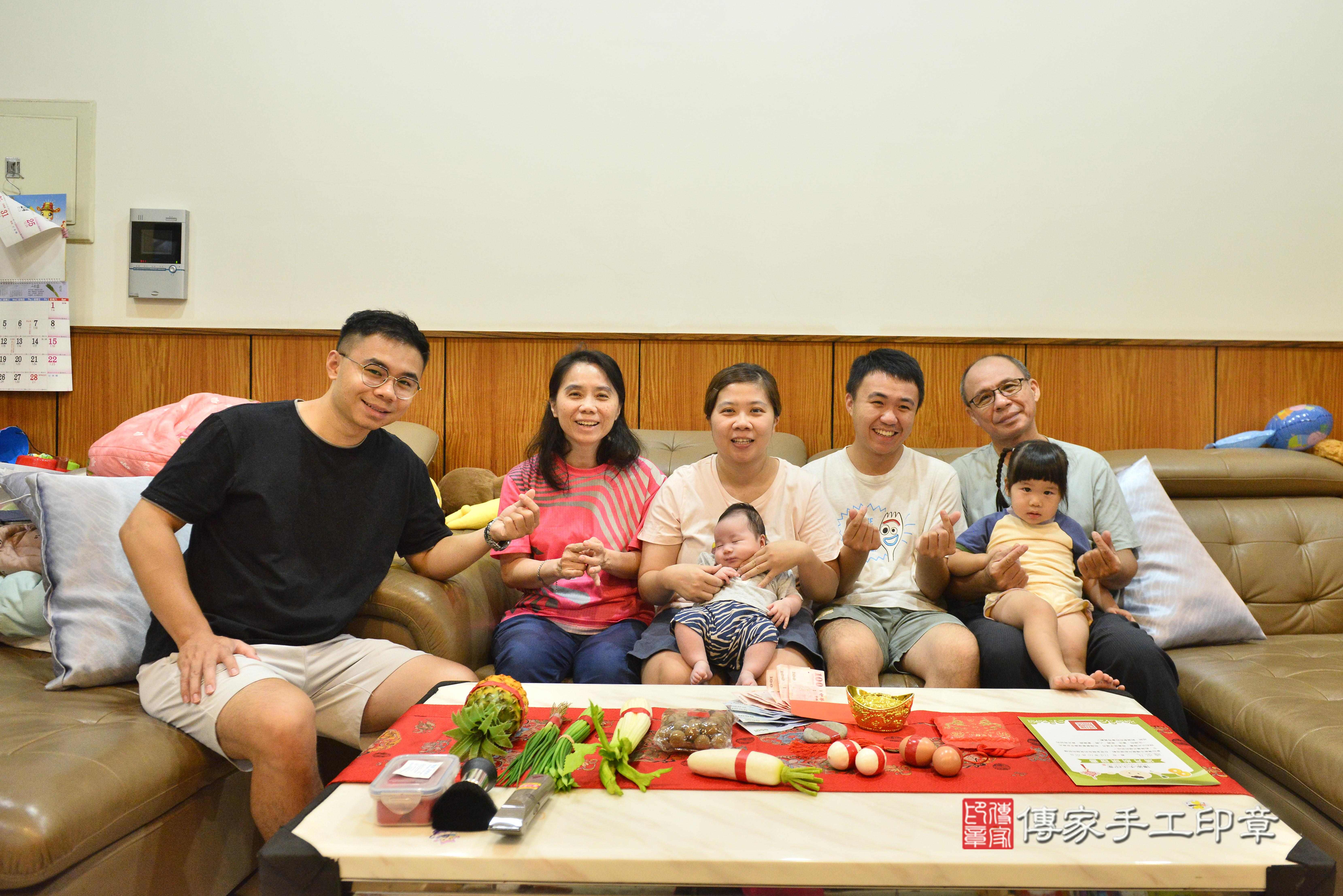 傳家手工印章高雄店、抓周、度脺、中國風會場、傳家嬰兒古禮、吉祥話、抓周道具物品24種、拍照。抓周證書。寶寶抓周、滿周歲、生日快樂、祝福 傳家手工印章高雄店、抓周、度脺、中國風會場、傳家嬰兒古禮、吉祥話、抓周道具物品24種、拍照。抓周證書。寶寶抓周、滿周歲、生日快樂、祝福