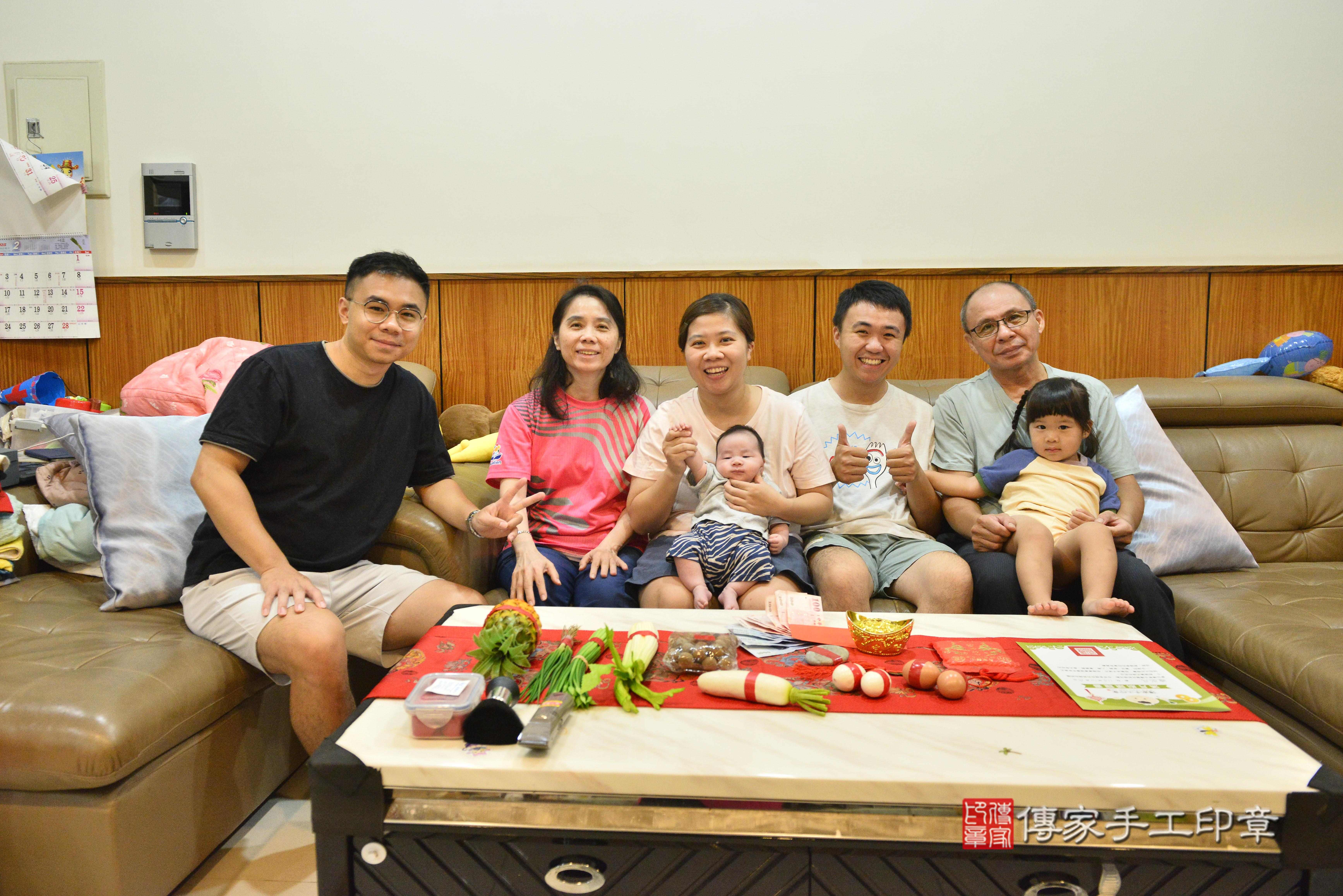 傳家手工印章高雄店、抓周、度脺、中國風會場、傳家嬰兒古禮、吉祥話、抓周道具物品24種、拍照。抓周證書。寶寶抓周、滿周歲、生日快樂、祝福 傳家手工印章高雄店、抓周、度脺、中國風會場、傳家嬰兒古禮、吉祥話、抓周道具物品24種、拍照。抓周證書。寶寶抓周、滿周歲、生日快樂、祝福