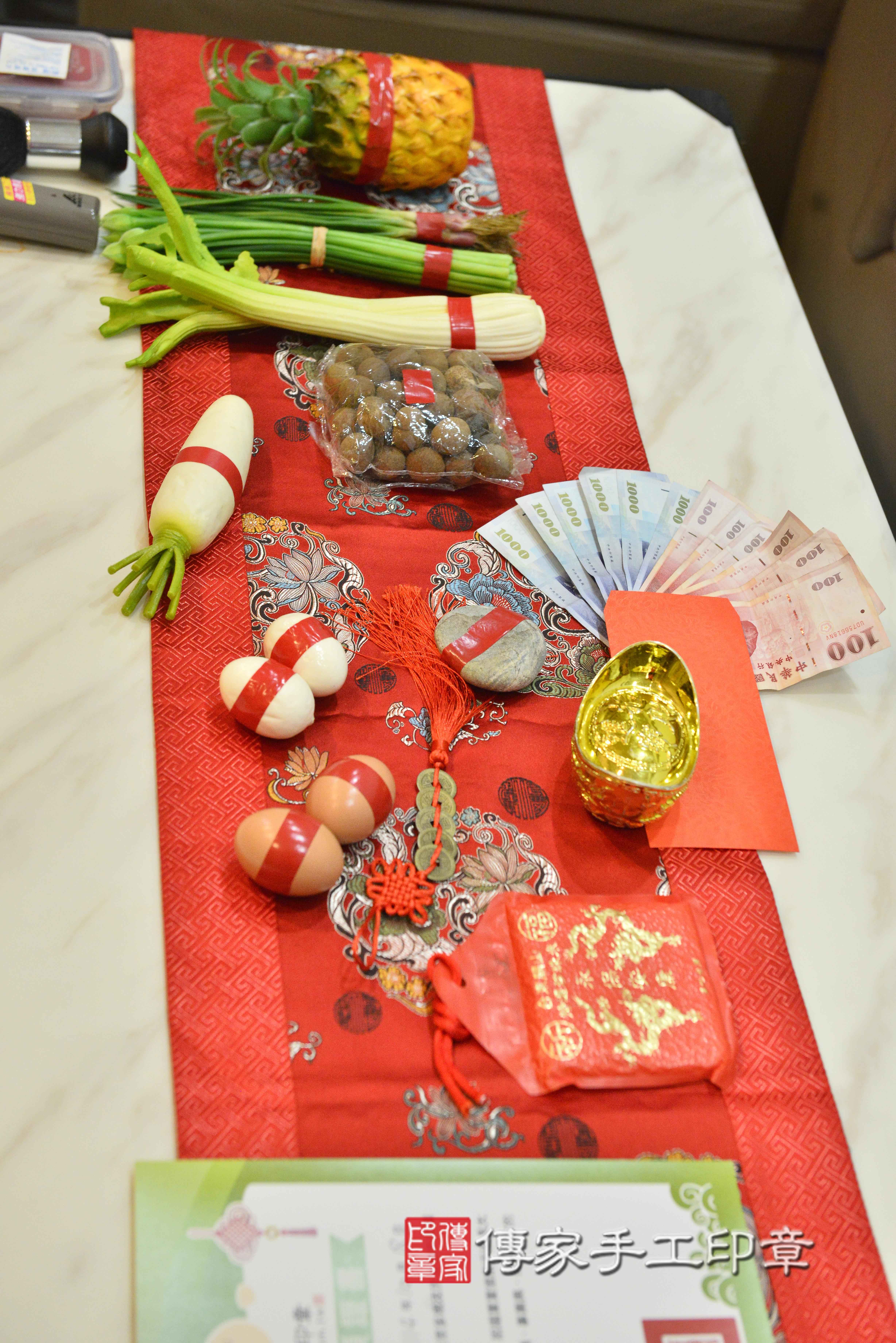 傳家手工印章高雄店、抓周、度脺、中國風會場、傳家嬰兒古禮、吉祥話、抓周道具物品24種、拍照。抓周證書。寶寶抓周、滿周歲、生日快樂、祝福 傳家手工印章高雄店、抓周、度脺、中國風會場、傳家嬰兒古禮、吉祥話、抓周道具物品24種、拍照。抓周證書。寶寶抓周、滿周歲、生日快樂、祝福