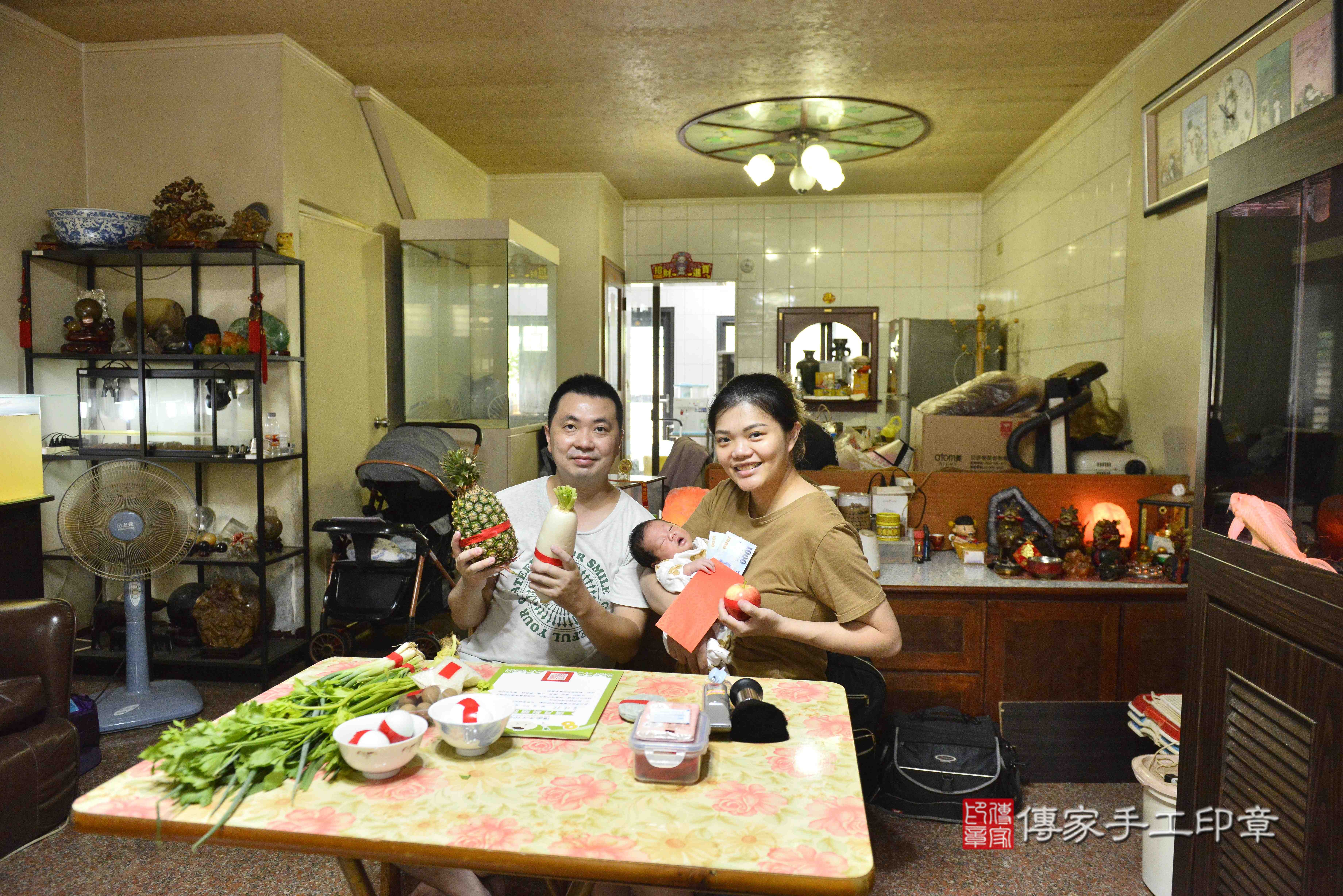 傳家手工印章高雄店、抓周、度脺、中國風會場、傳家嬰兒古禮、吉祥話、抓周道具物品24種、拍照。抓周證書。寶寶抓周、滿周歲、生日快樂、祝福