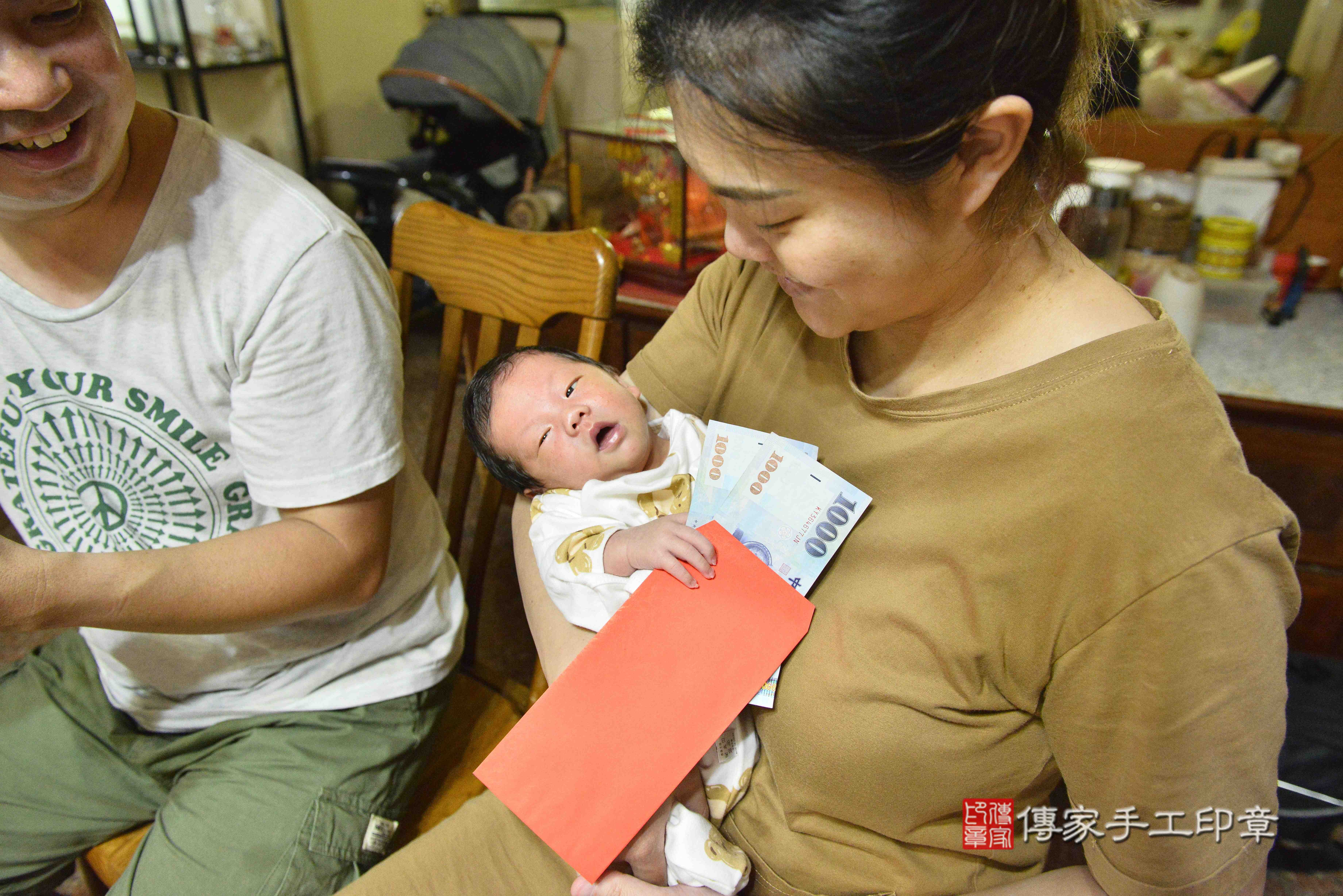 傳家手工印章高雄店、抓周、度脺、中國風會場、傳家嬰兒古禮、吉祥話、抓周道具物品24種、拍照。抓周證書。寶寶抓周、滿周歲、生日快樂、祝福