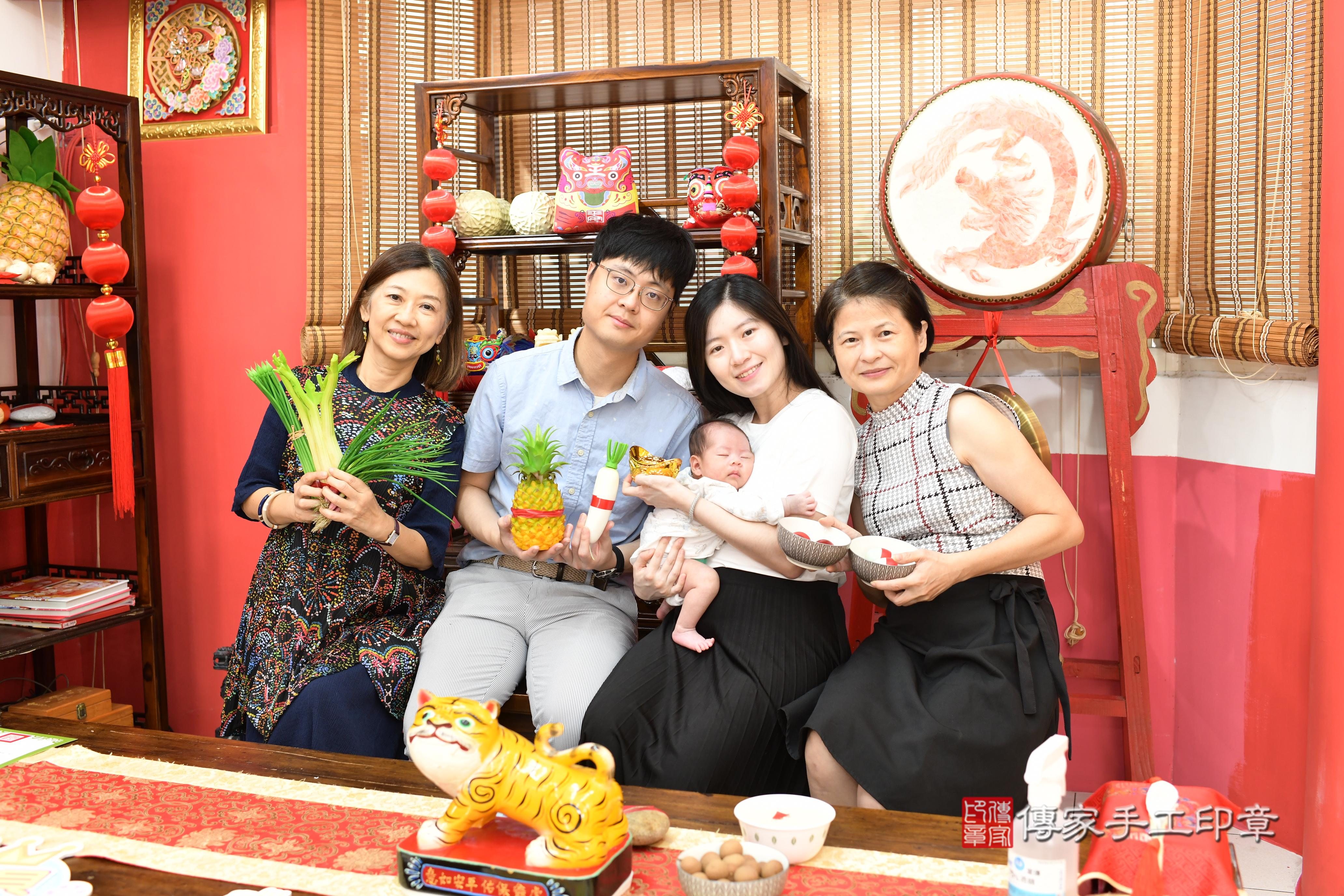 傳家手工印章高雄店、抓周、度脺、中國風會場、傳家嬰兒古禮、吉祥話、抓周道具物品24種、拍照。抓周證書。寶寶抓周、滿周歲、生日快樂、祝福 傳家手工印章高雄店、抓周、度脺、中國風會場、傳家嬰兒古禮、吉祥話、抓周道具物品24種、拍照。抓周證書。寶寶抓周、滿周歲、生日快樂、祝福