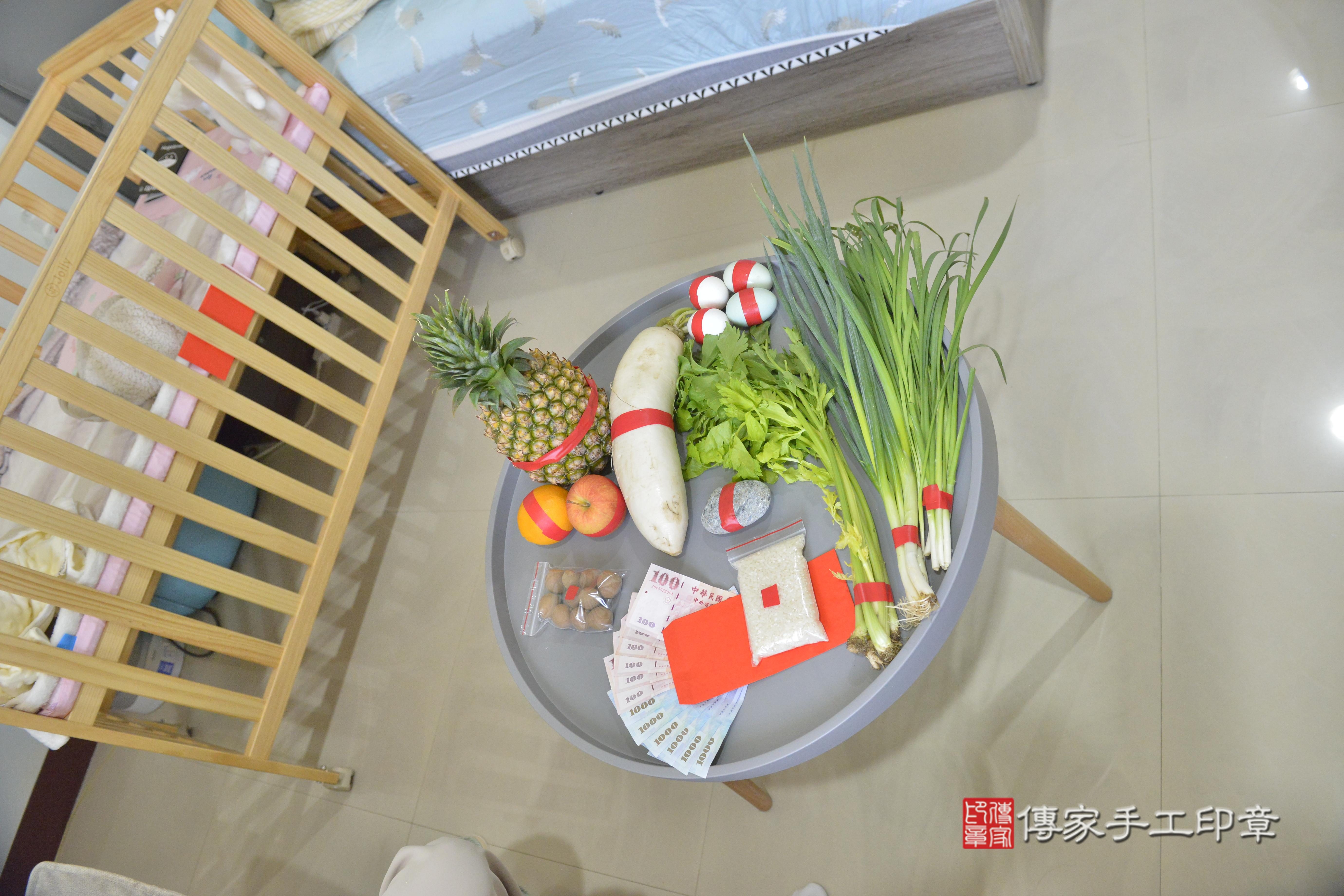 傳家手工印章高雄店、抓周、度脺、中國風會場、傳家嬰兒古禮、吉祥話、抓周道具物品24種、拍照。抓周證書。寶寶抓周、滿周歲、生日快樂、祝福 傳家手工印章高雄店、抓周、度脺、中國風會場、傳家嬰兒古禮、吉祥話、抓周道具物品24種、拍照。抓周證書。寶寶抓周、滿周歲、生日快樂、祝福