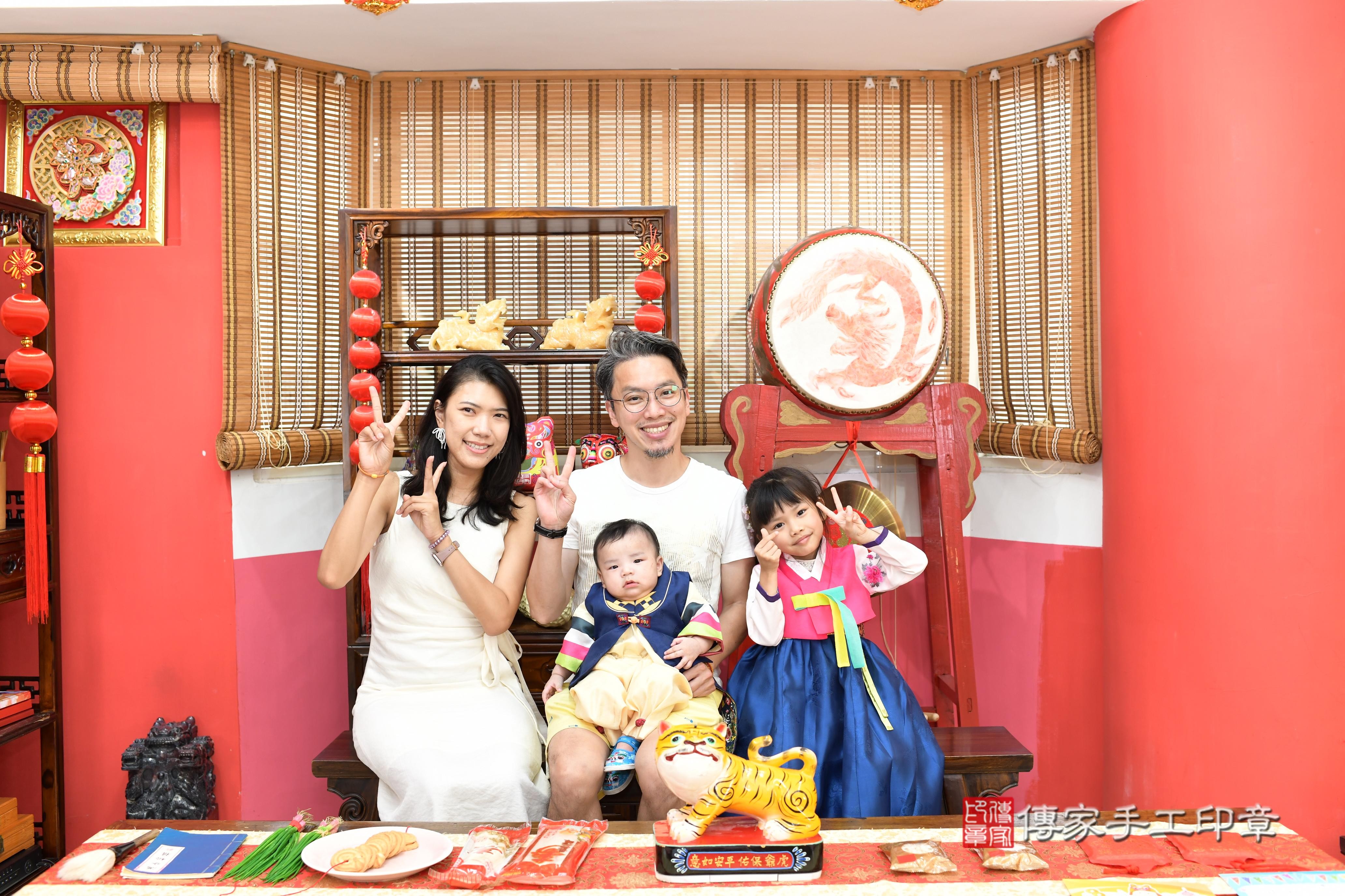 傳家手工印章高雄店、抓周、度脺、中國風會場、傳家嬰兒古禮、吉祥話、抓周道具物品24種、拍照。抓周證書。寶寶抓周、滿周歲、生日快樂、祝福