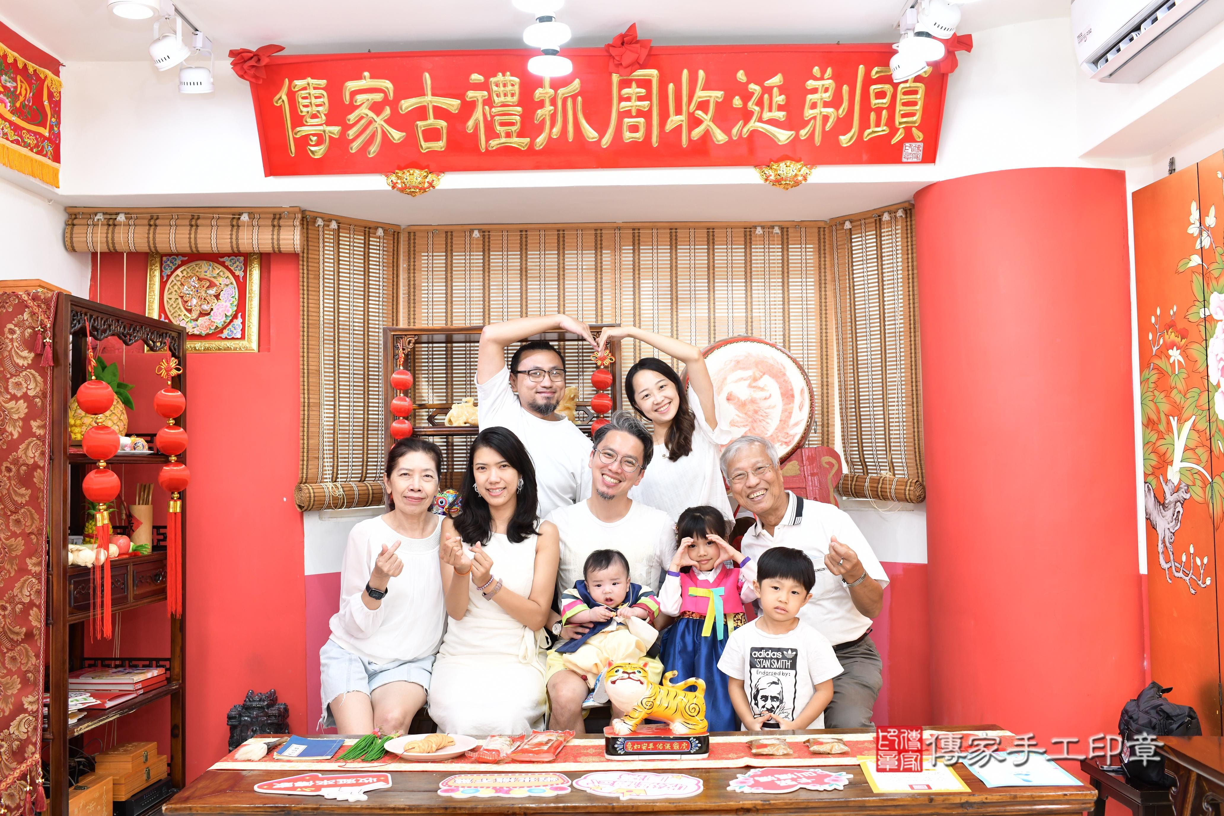 傳家手工印章高雄店、抓周、度脺、中國風會場、傳家嬰兒古禮、吉祥話、抓周道具物品24種、拍照。抓周證書。寶寶抓周、滿周歲、生日快樂、祝福