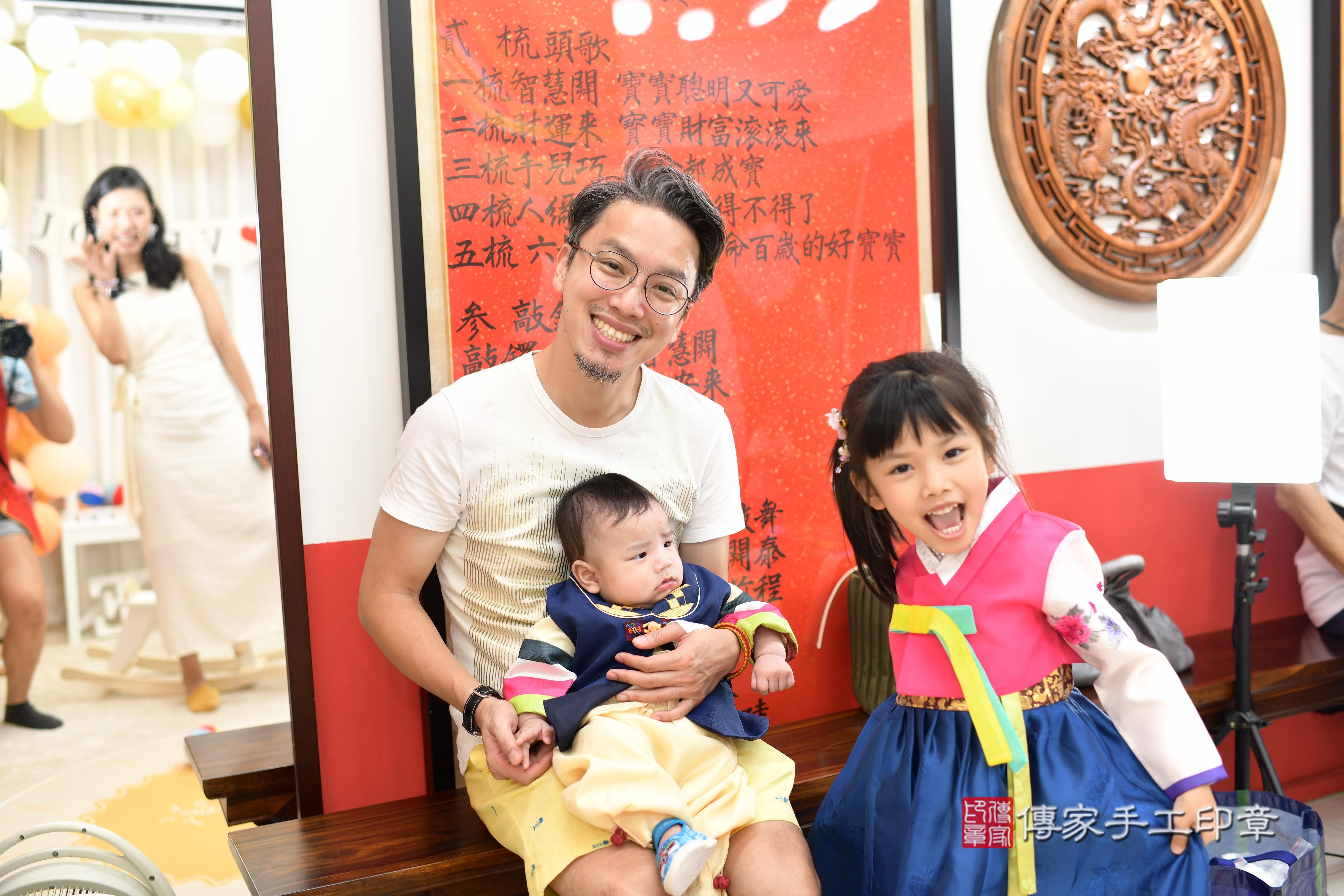 傳家手工印章高雄店、抓周、度脺、中國風會場、傳家嬰兒古禮、吉祥話、抓周道具物品24種、拍照。抓周證書。寶寶抓周、滿周歲、生日快樂、祝福