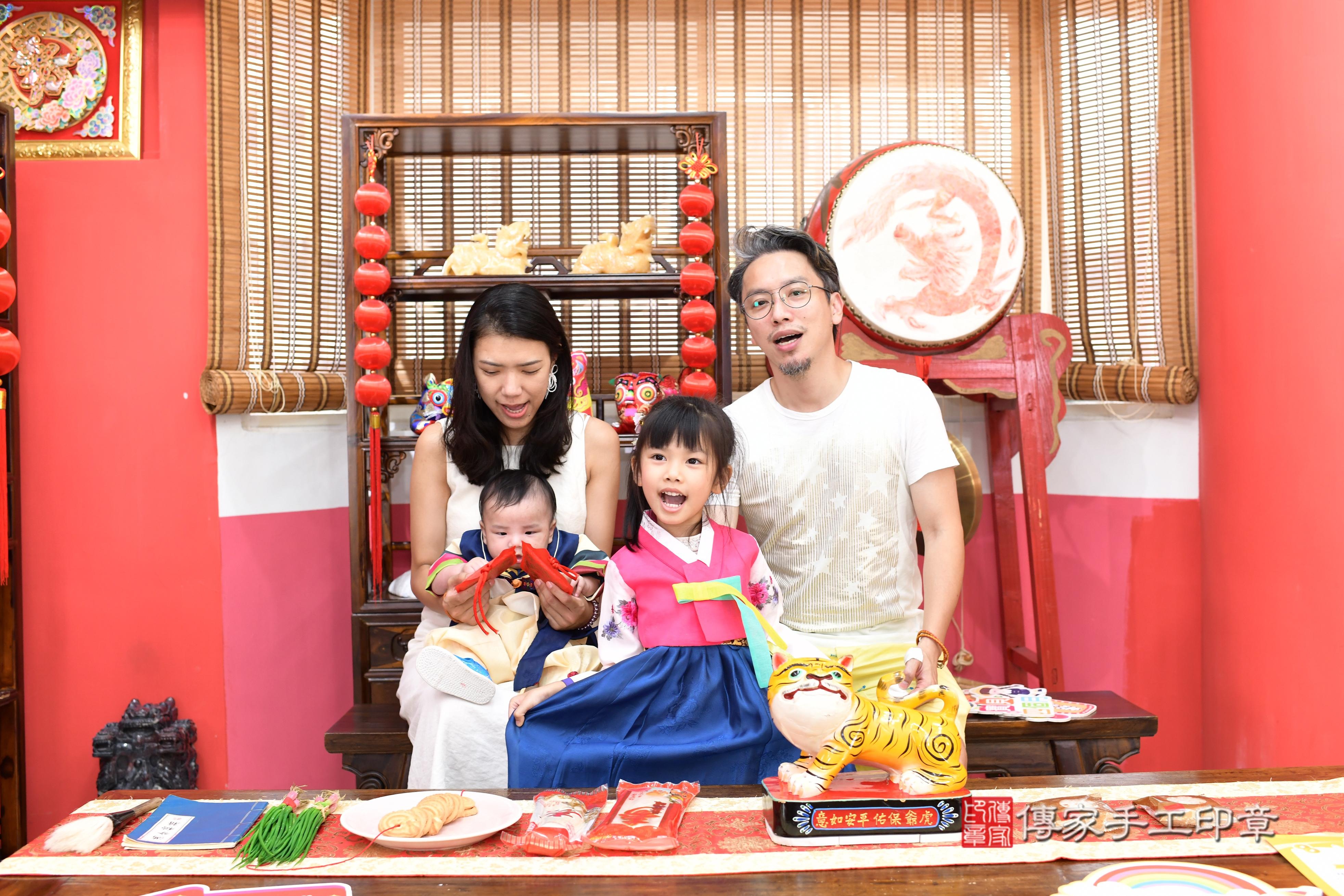 傳家手工印章高雄店、抓周、度脺、中國風會場、傳家嬰兒古禮、吉祥話、抓周道具物品24種、拍照。抓周證書。寶寶抓周、滿周歲、生日快樂、祝福