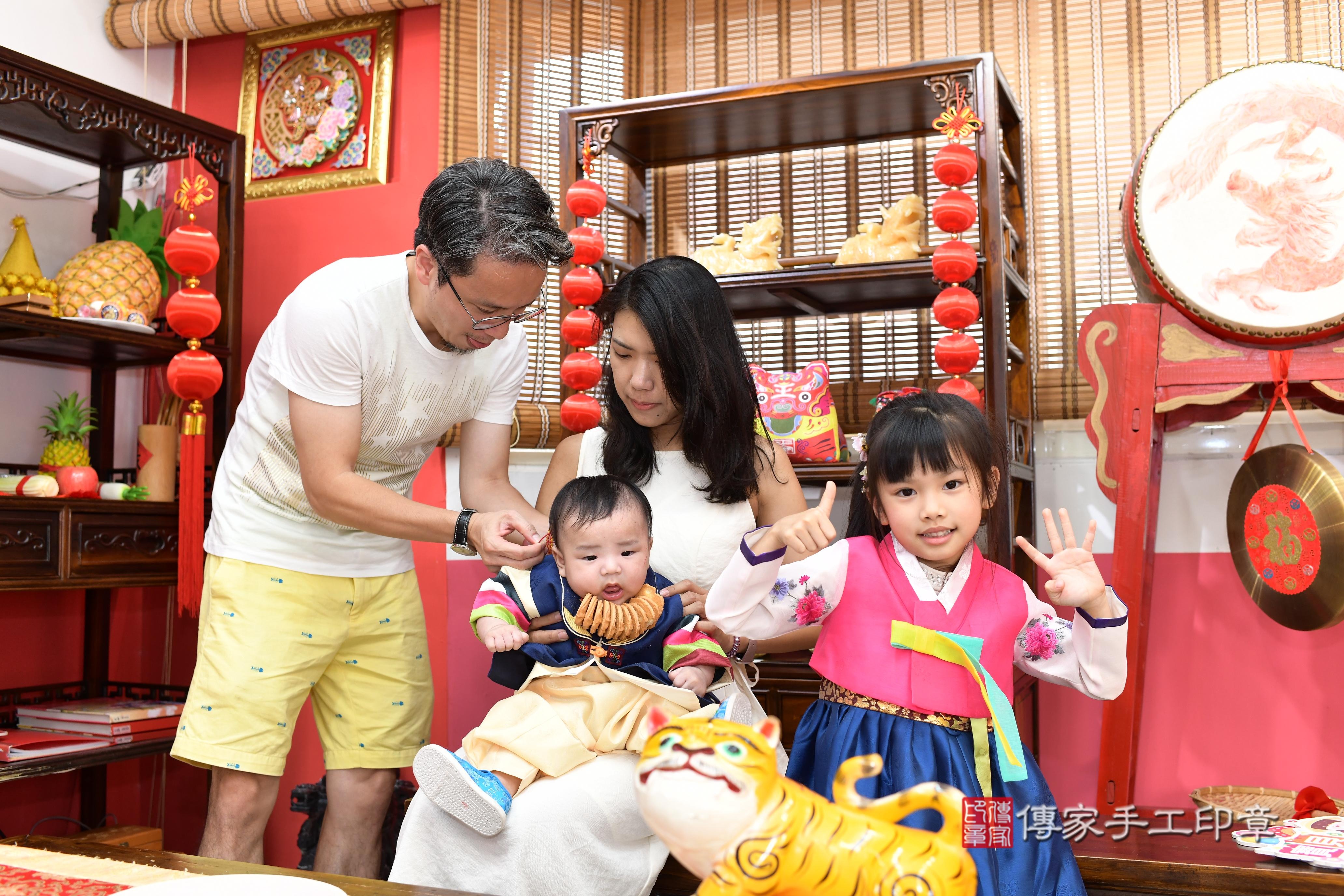 傳家手工印章高雄店、抓周、度脺、中國風會場、傳家嬰兒古禮、吉祥話、抓周道具物品24種、拍照。抓周證書。寶寶抓周、滿周歲、生日快樂、祝福
