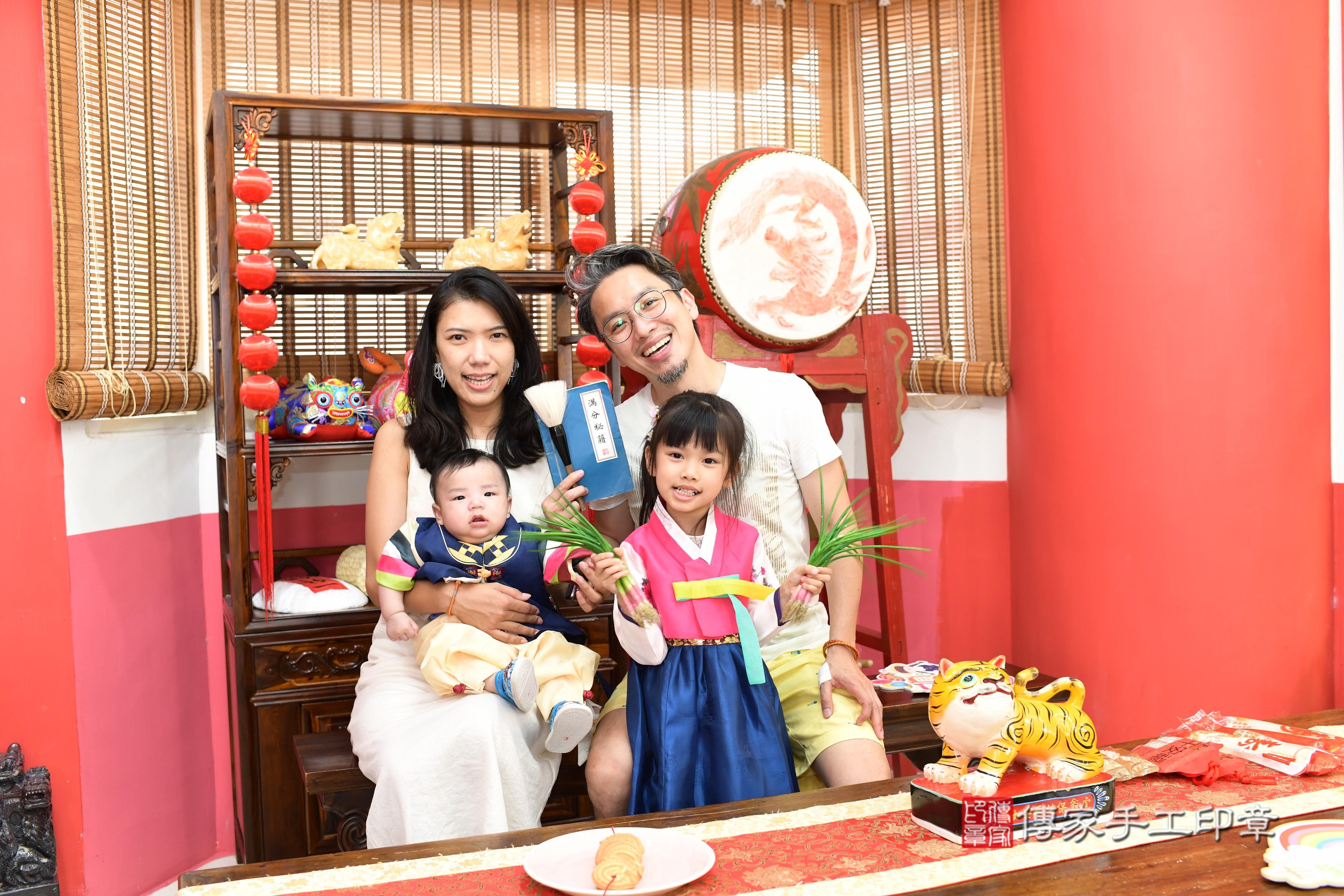 傳家手工印章高雄店、抓周、度脺、中國風會場、傳家嬰兒古禮、吉祥話、抓周道具物品24種、拍照。抓周證書。寶寶抓周、滿周歲、生日快樂、祝福