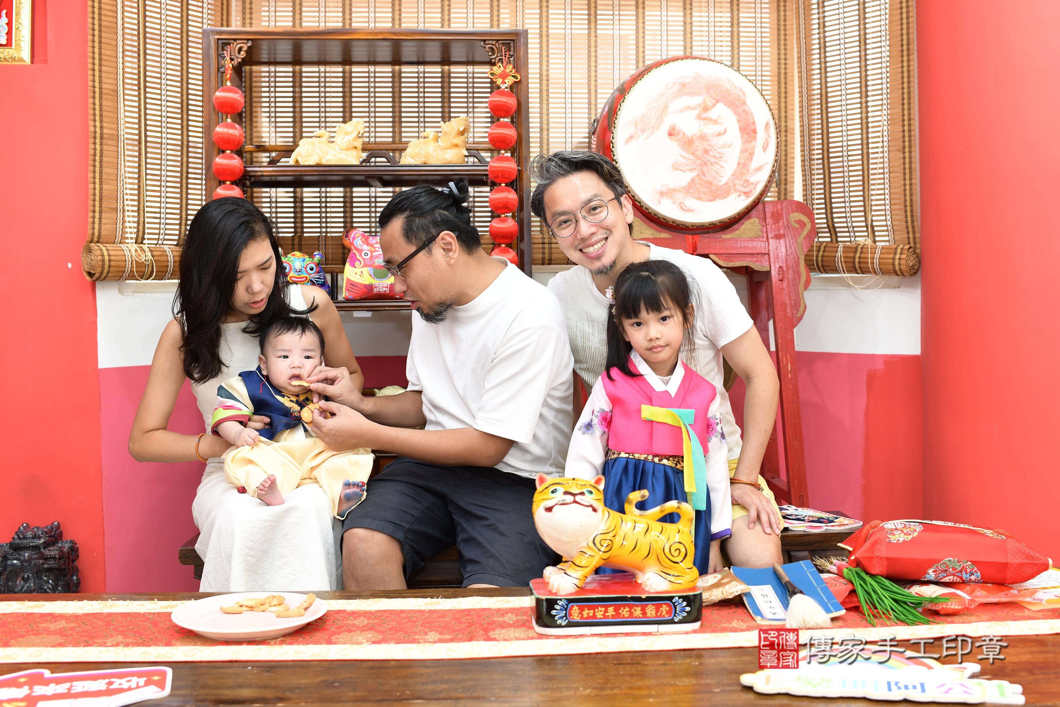 傳家手工印章高雄店、抓周、度脺、中國風會場、傳家嬰兒古禮、吉祥話、抓周道具物品24種、拍照。抓周證書。寶寶抓周、滿周歲、生日快樂、祝福