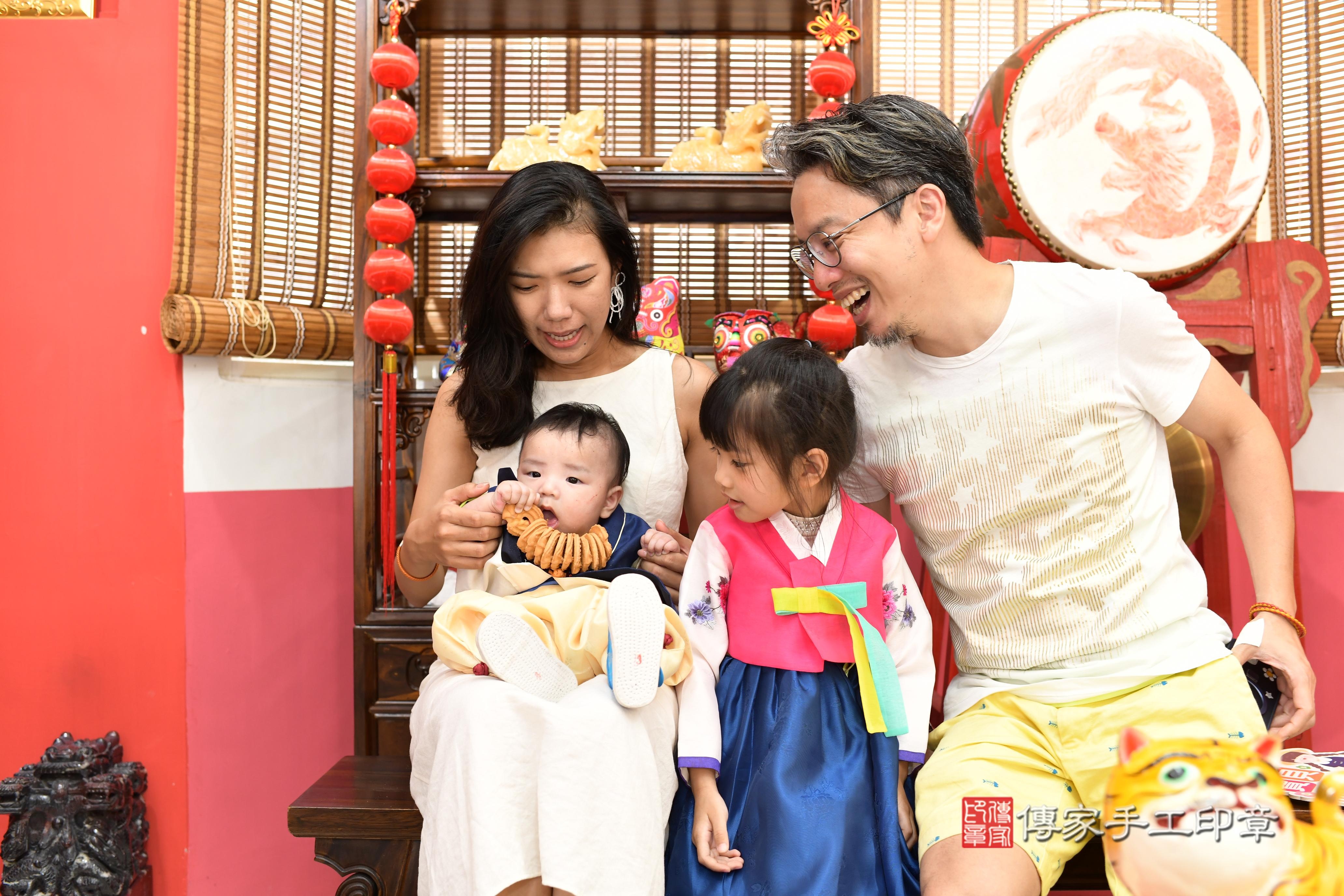傳家手工印章高雄店、抓周、度脺、中國風會場、傳家嬰兒古禮、吉祥話、抓周道具物品24種、拍照。抓周證書。寶寶抓周、滿周歲、生日快樂、祝福