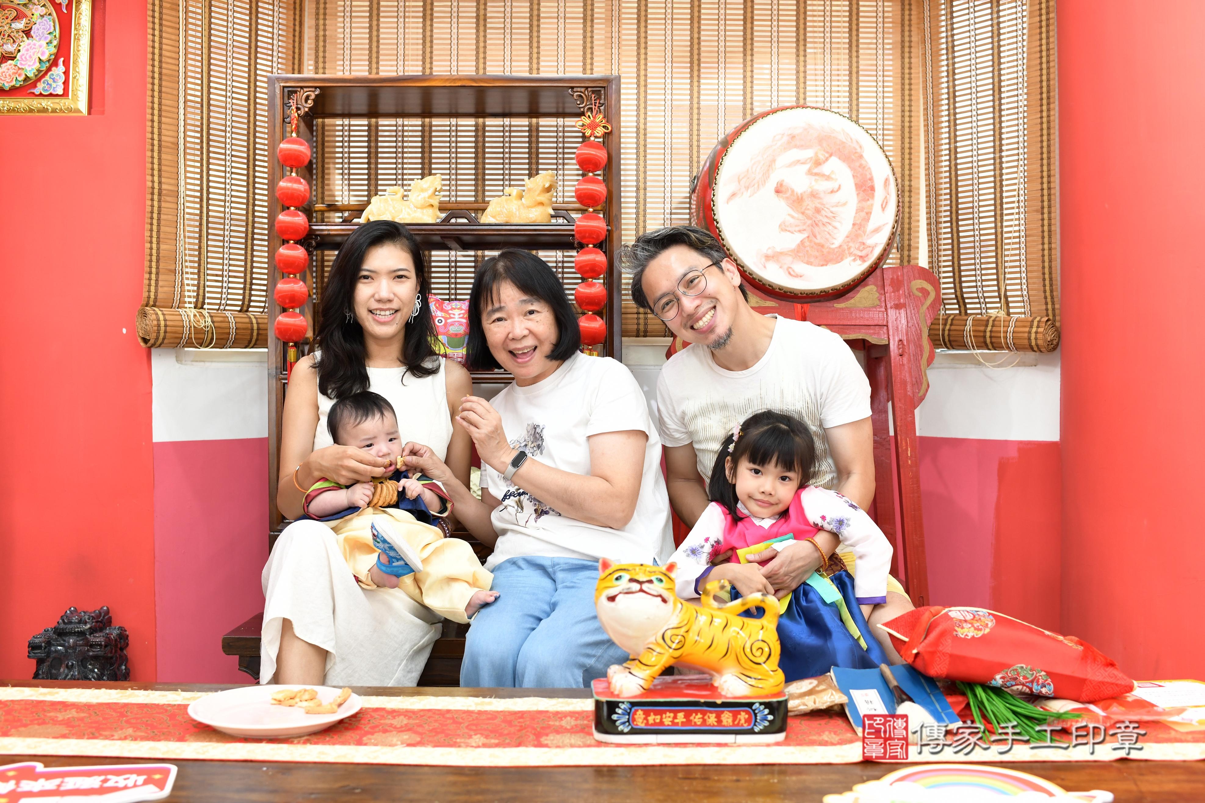 傳家手工印章高雄店、抓周、度脺、中國風會場、傳家嬰兒古禮、吉祥話、抓周道具物品24種、拍照。抓周證書。寶寶抓周、滿周歲、生日快樂、祝福