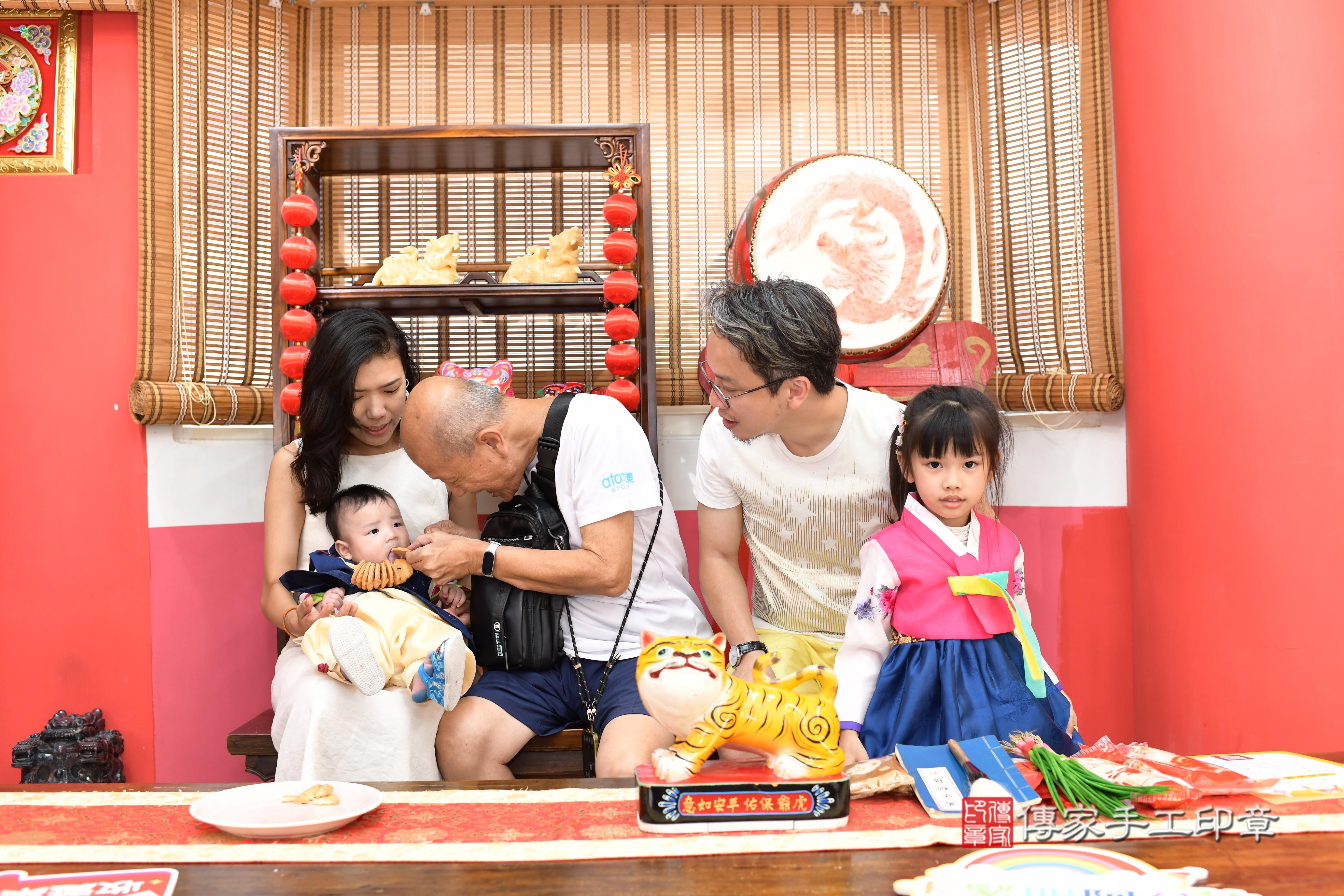 傳家手工印章高雄店、抓周、度脺、中國風會場、傳家嬰兒古禮、吉祥話、抓周道具物品24種、拍照。抓周證書。寶寶抓周、滿周歲、生日快樂、祝福