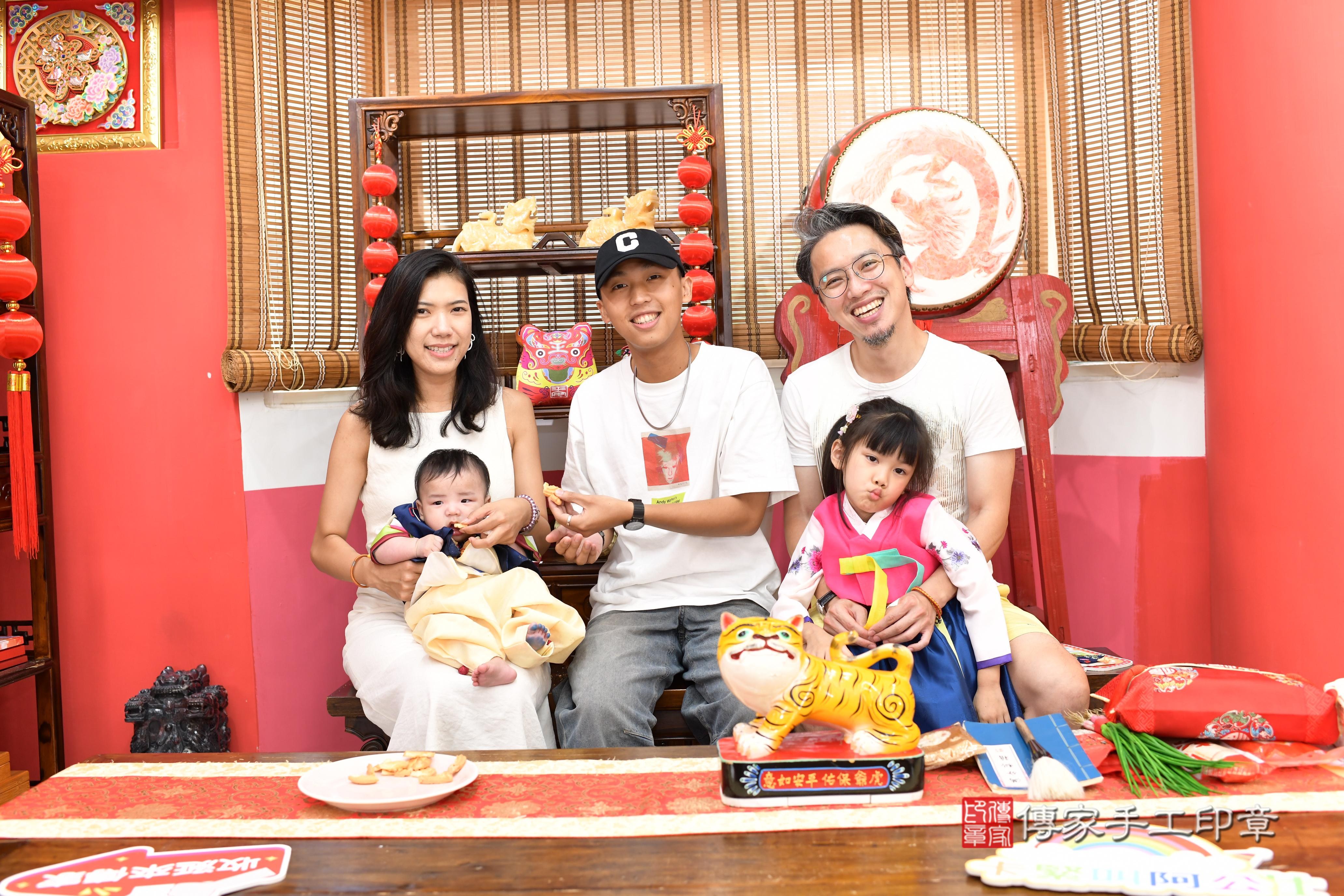 傳家手工印章高雄店、抓周、度脺、中國風會場、傳家嬰兒古禮、吉祥話、抓周道具物品24種、拍照。抓周證書。寶寶抓周、滿周歲、生日快樂、祝福