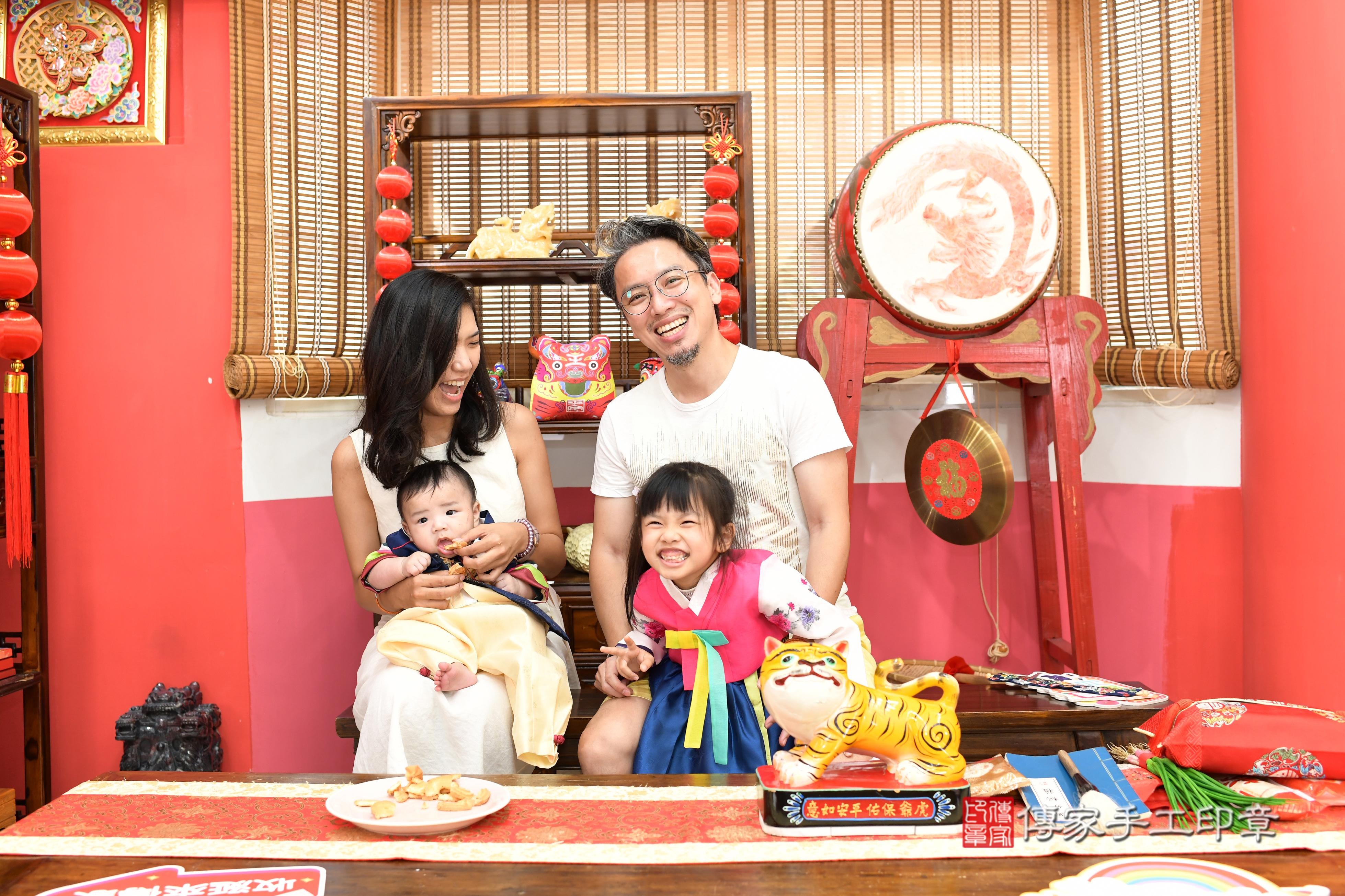 傳家手工印章高雄店、抓周、度脺、中國風會場、傳家嬰兒古禮、吉祥話、抓周道具物品24種、拍照。抓周證書。寶寶抓周、滿周歲、生日快樂、祝福