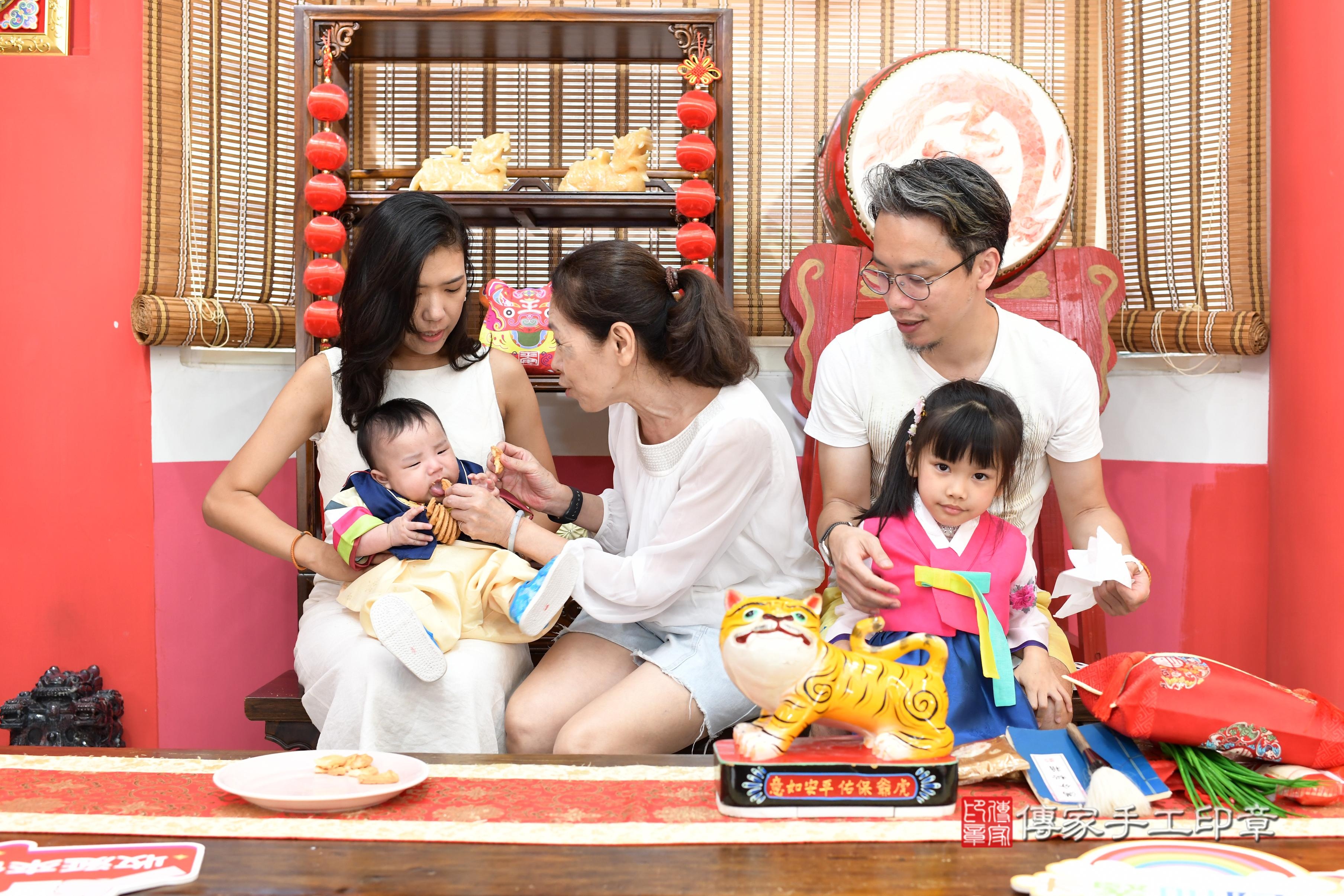 傳家手工印章高雄店、抓周、度脺、中國風會場、傳家嬰兒古禮、吉祥話、抓周道具物品24種、拍照。抓周證書。寶寶抓周、滿周歲、生日快樂、祝福