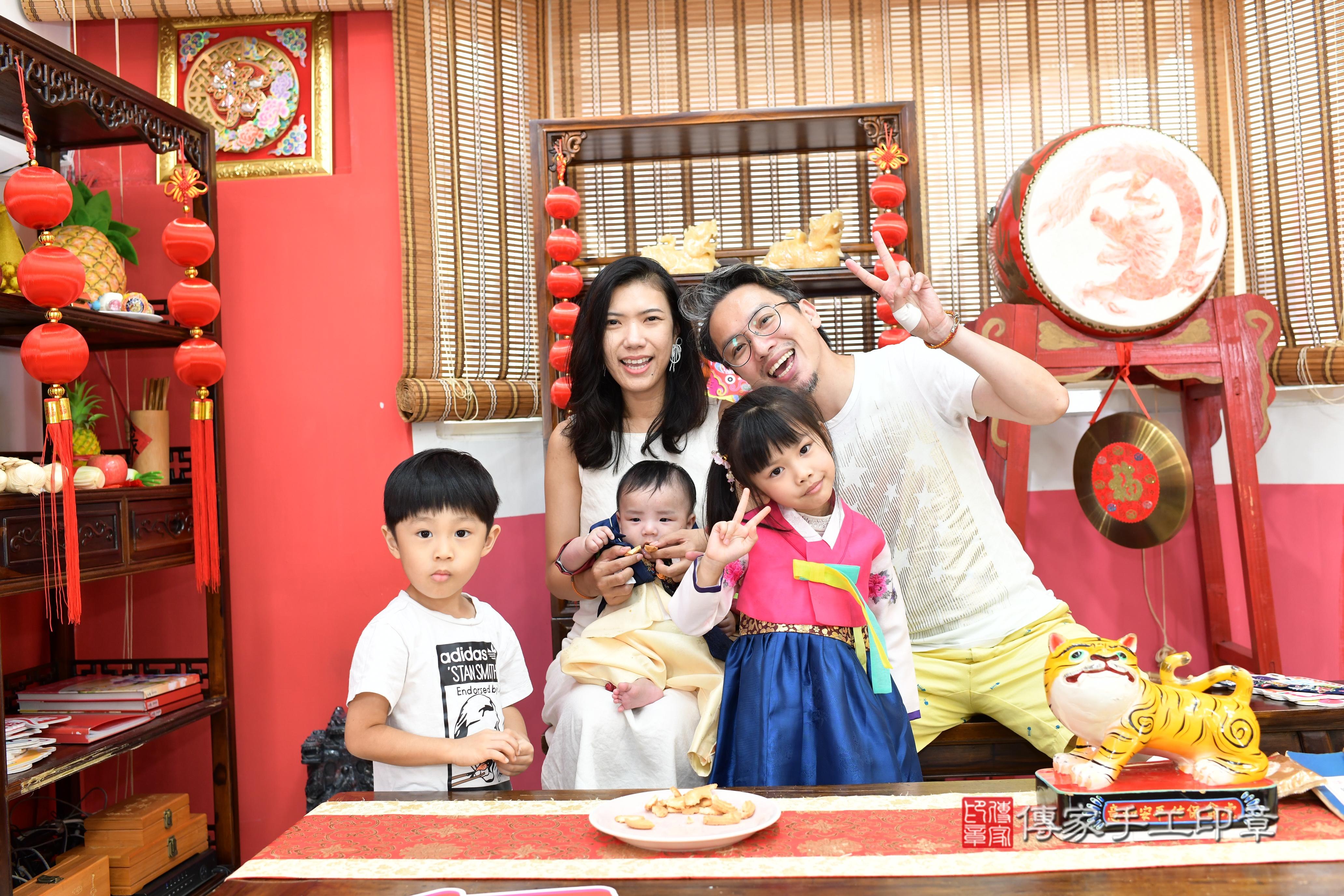 傳家手工印章高雄店、抓周、度脺、中國風會場、傳家嬰兒古禮、吉祥話、抓周道具物品24種、拍照。抓周證書。寶寶抓周、滿周歲、生日快樂、祝福