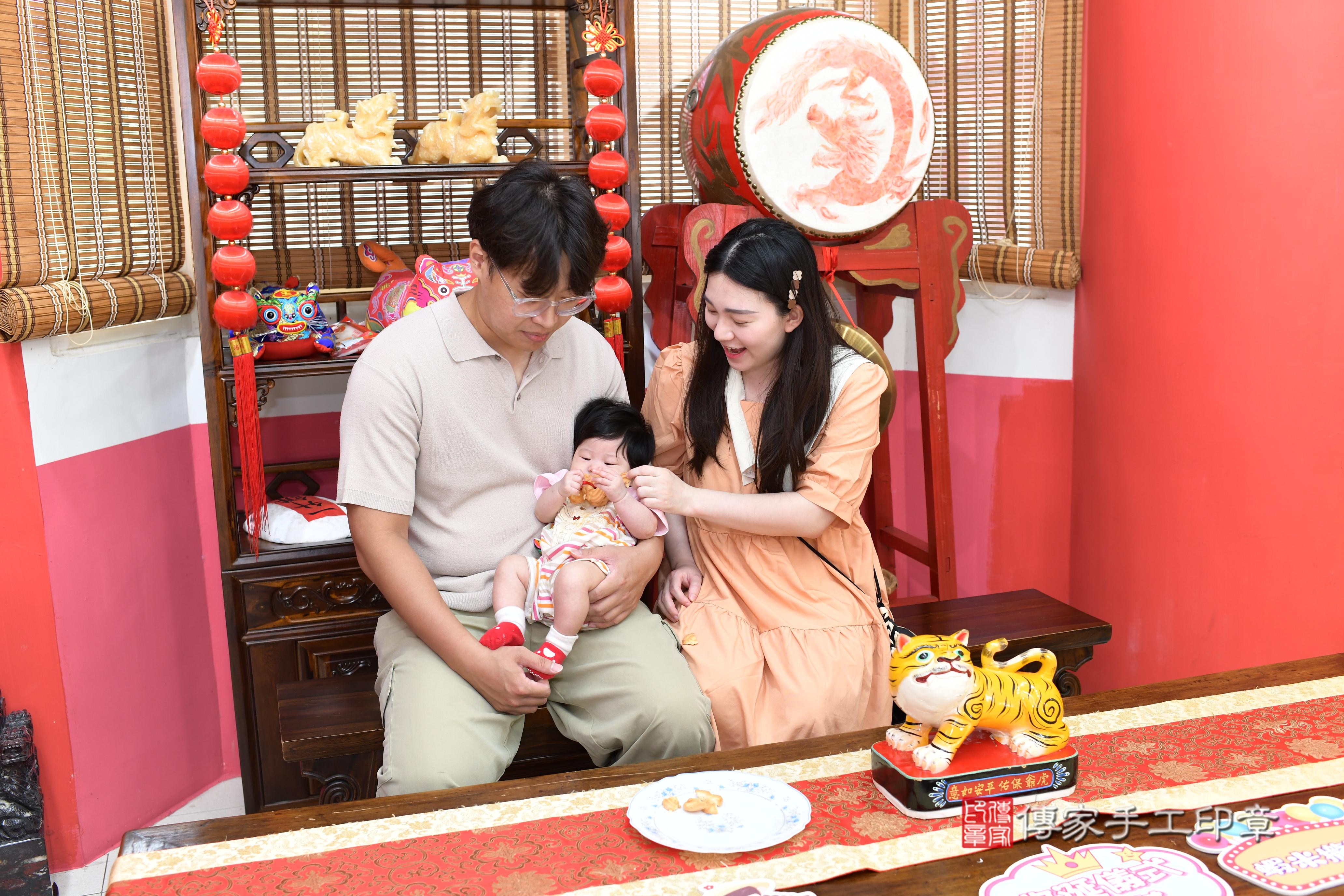 傳家手工印章高雄店、抓周、度脺、中國風會場、傳家嬰兒古禮、吉祥話、抓周道具物品24種、拍照。抓周證書。寶寶抓周、滿周歲、生日快樂、祝福