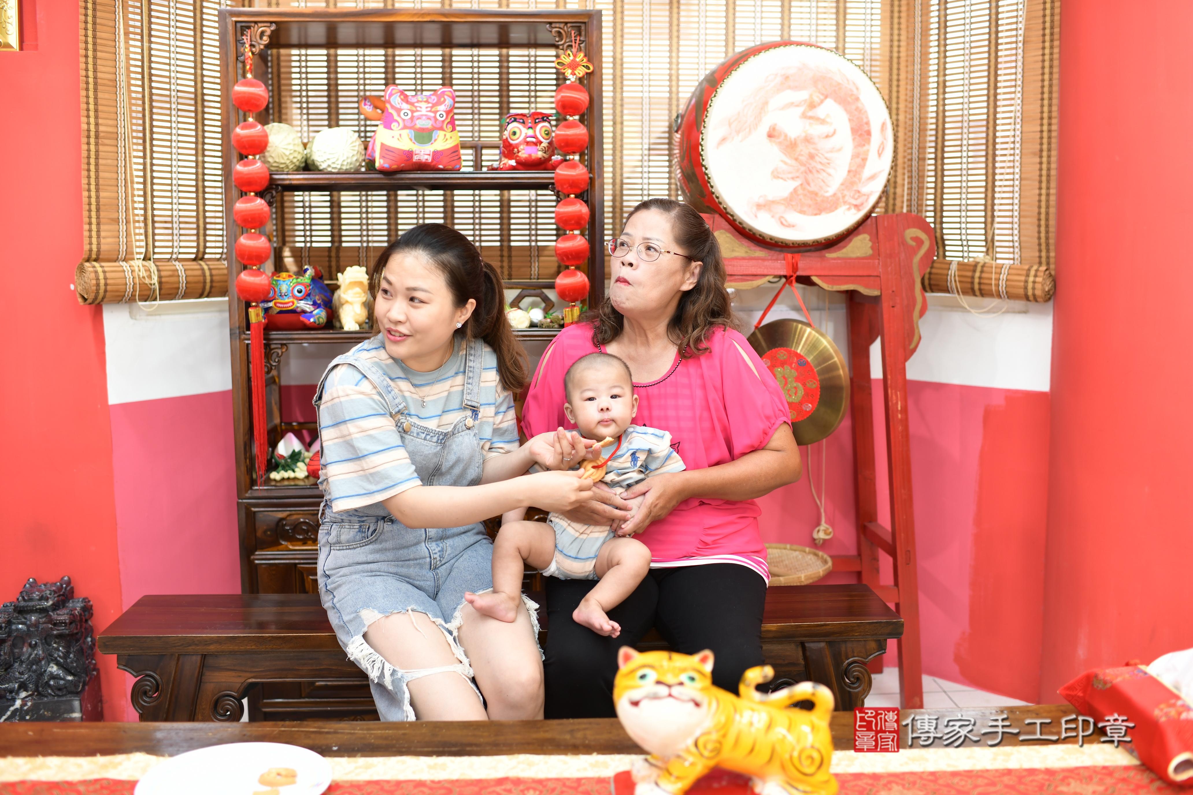 傳家手工印章高雄店、抓周、度脺、中國風會場、傳家嬰兒古禮、吉祥話、抓周道具物品24種、拍照。抓周證書。寶寶抓周、滿周歲、生日快樂、祝福