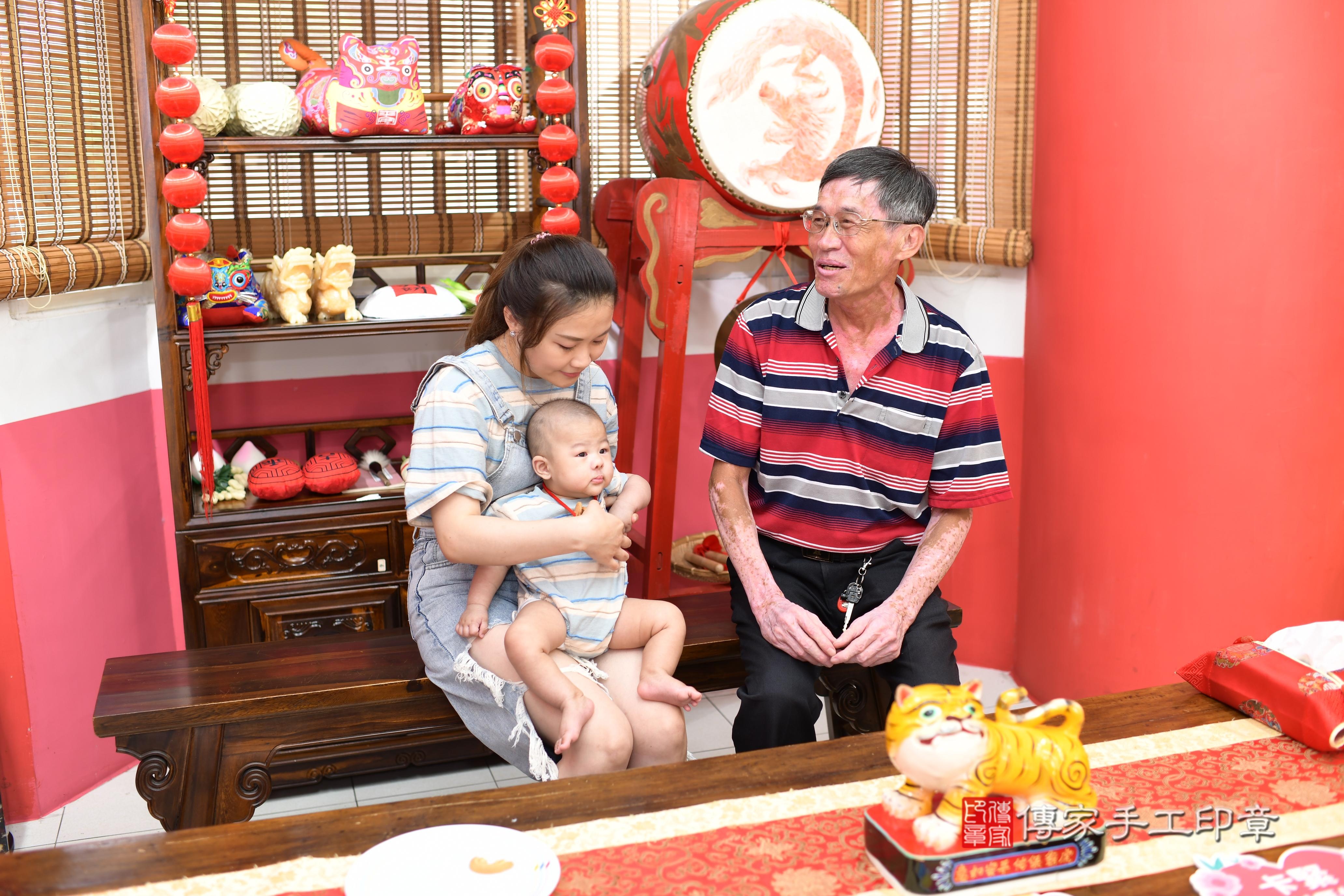 傳家手工印章高雄店、抓周、度脺、中國風會場、傳家嬰兒古禮、吉祥話、抓周道具物品24種、拍照。抓周證書。寶寶抓周、滿周歲、生日快樂、祝福