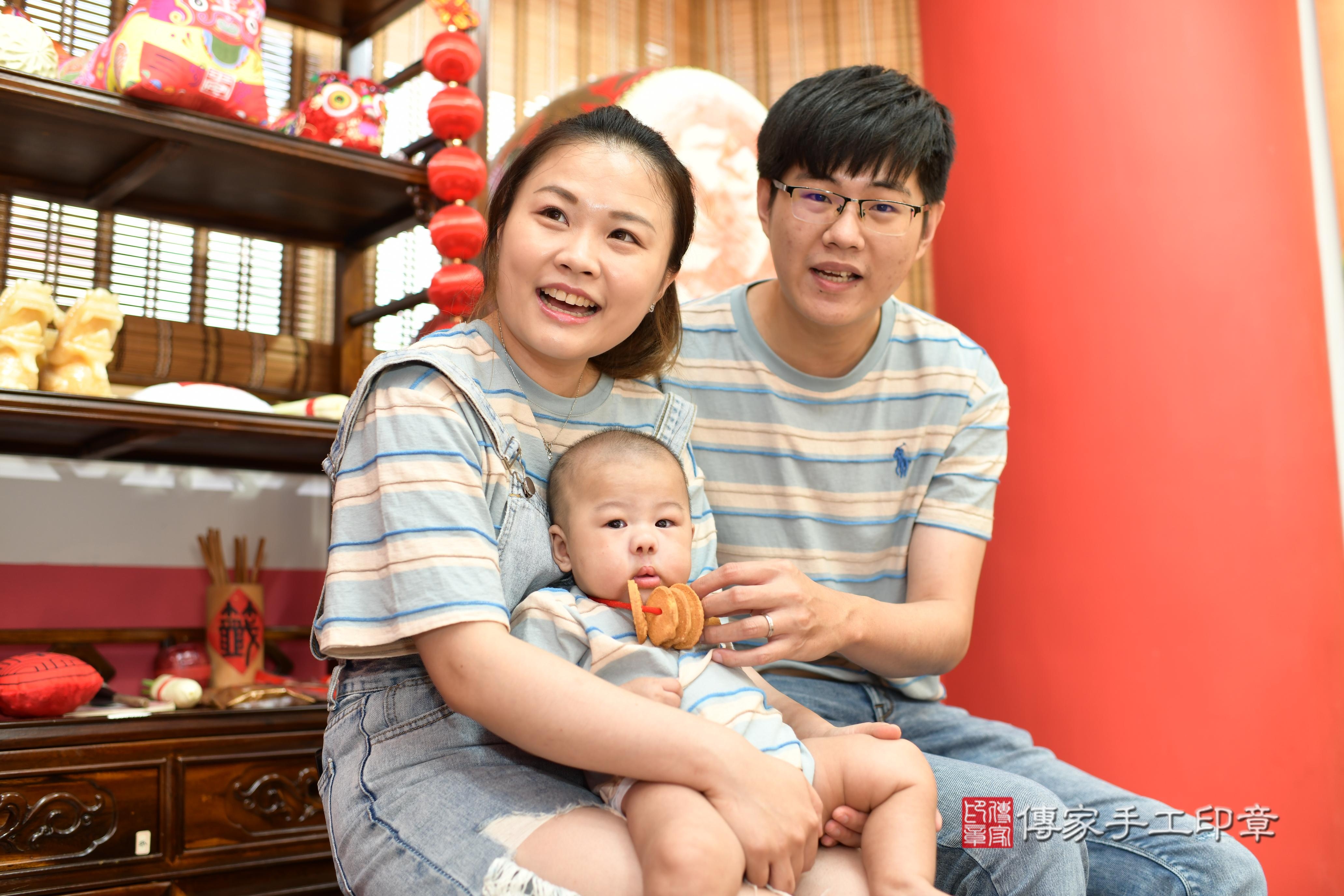 傳家手工印章高雄店、抓周、度脺、中國風會場、傳家嬰兒古禮、吉祥話、抓周道具物品24種、拍照。抓周證書。寶寶抓周、滿周歲、生日快樂、祝福