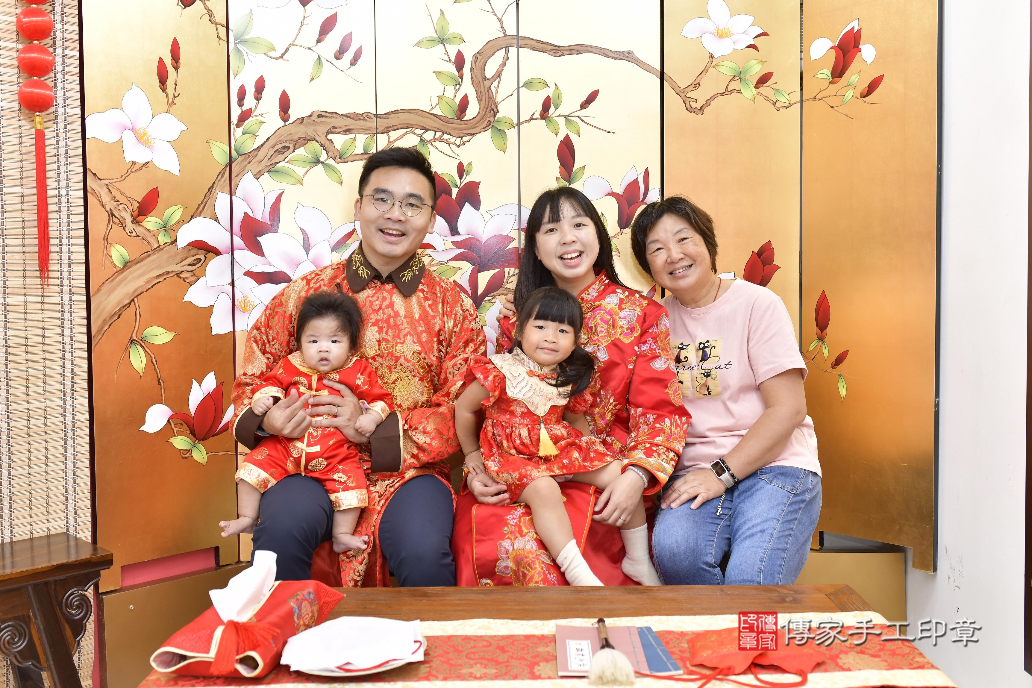 傳家手工印章新竹店、抓周、度脺、中國風會場、傳家嬰兒古禮、吉祥話、抓周道具物品24種、拍照。抓周證書。寶寶抓周、滿周歲、生日快樂、祝福