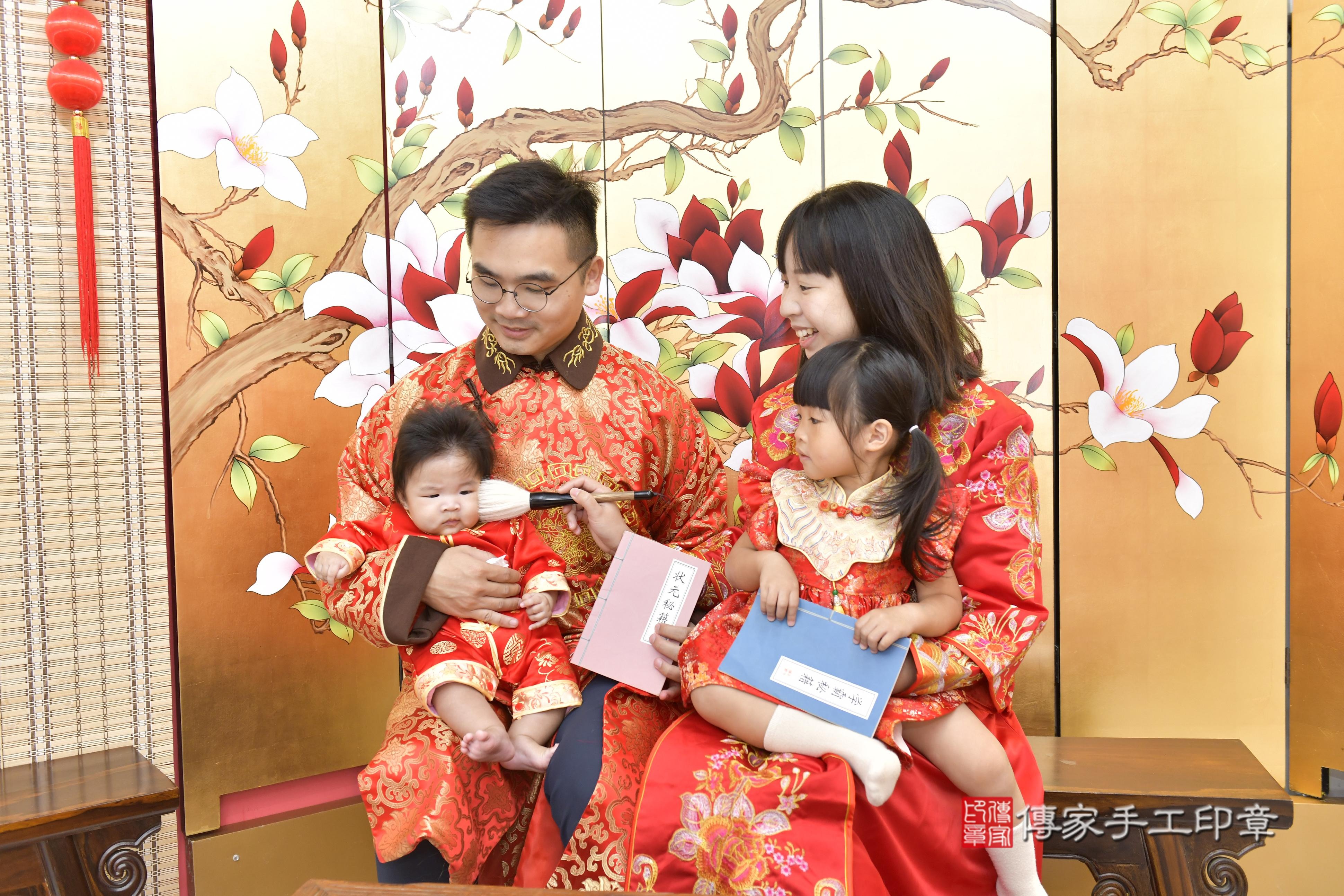 傳家手工印章新竹店、抓周、度脺、中國風會場、傳家嬰兒古禮、吉祥話、抓周道具物品24種、拍照。抓周證書。寶寶抓周、滿周歲、生日快樂、祝福