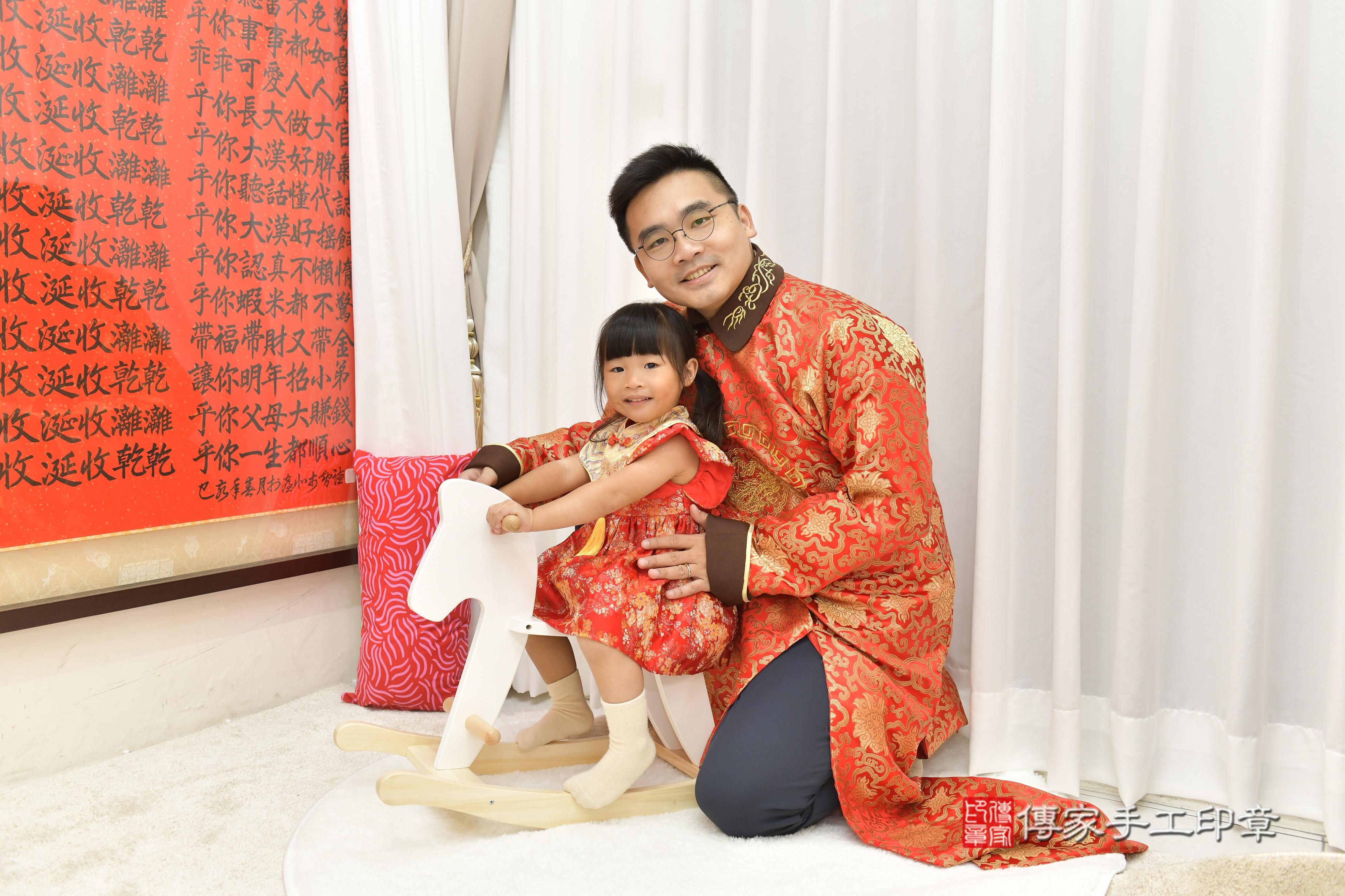 傳家手工印章新竹店、抓周、度脺、中國風會場、傳家嬰兒古禮、吉祥話、抓周道具物品24種、拍照。抓周證書。寶寶抓周、滿周歲、生日快樂、祝福