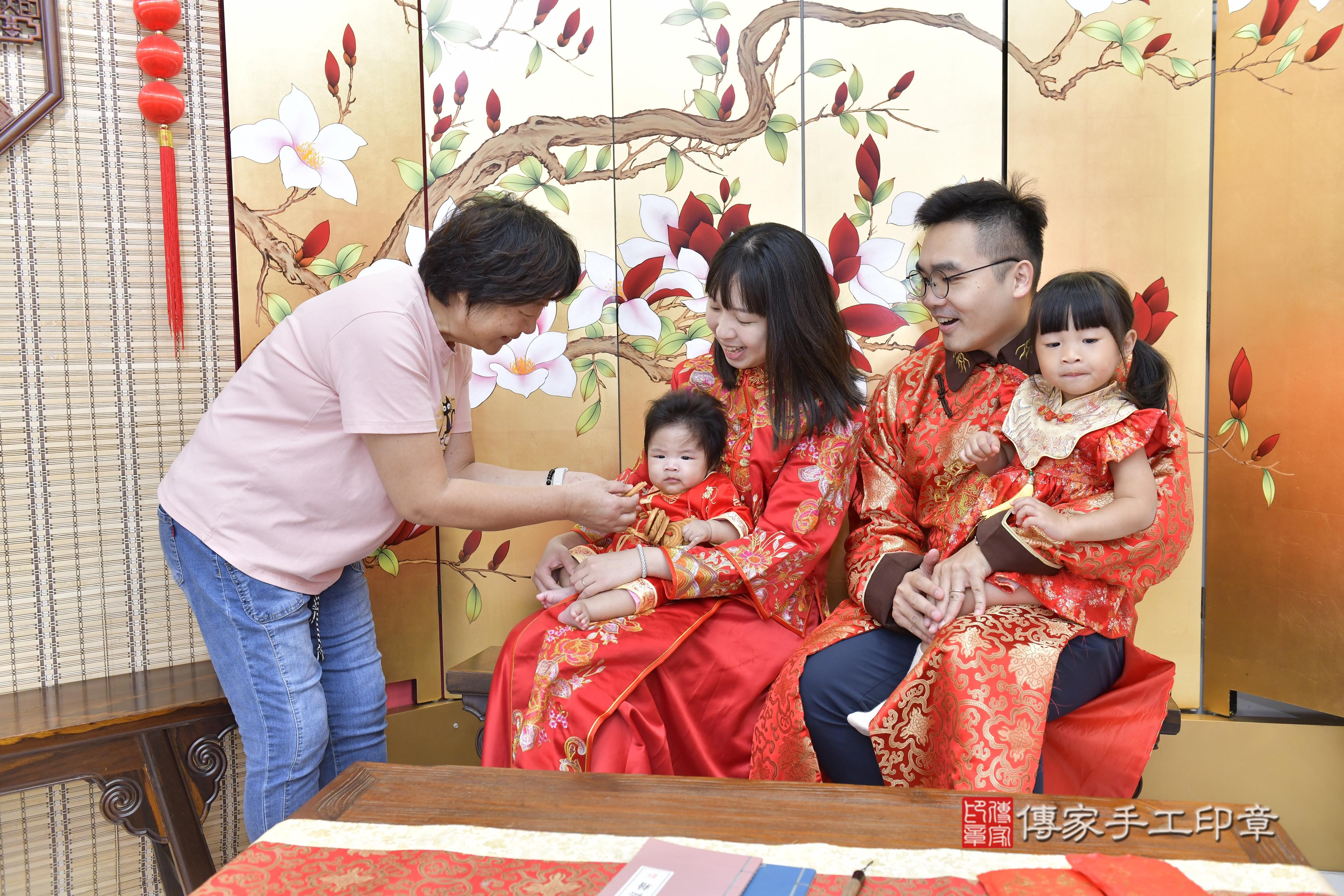 傳家手工印章新竹店、抓周、度脺、中國風會場、傳家嬰兒古禮、吉祥話、抓周道具物品24種、拍照。抓周證書。寶寶抓周、滿周歲、生日快樂、祝福