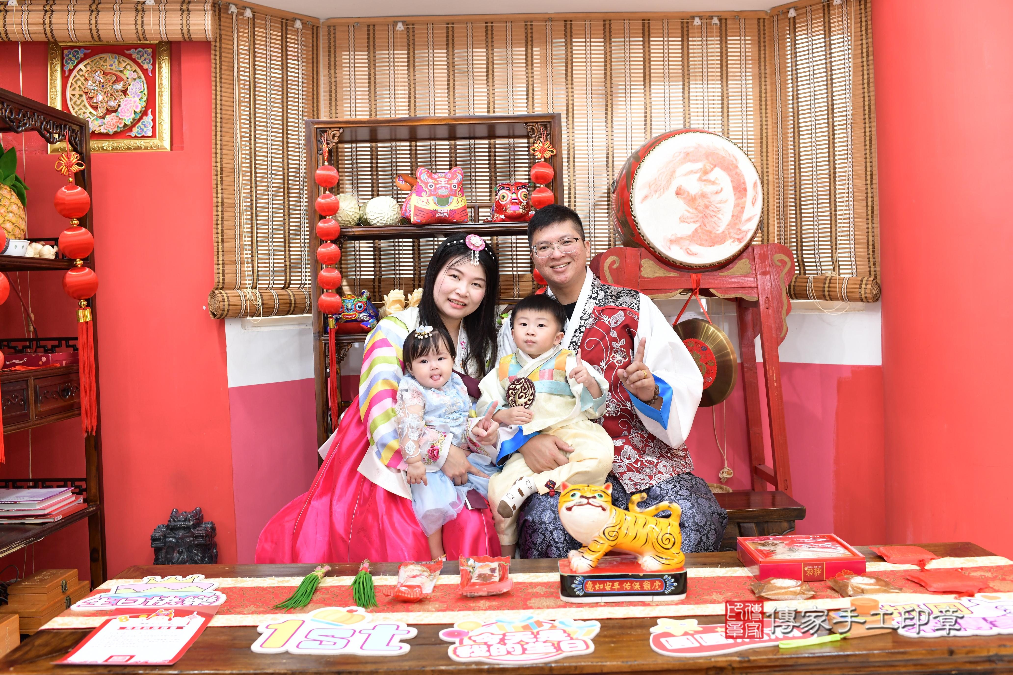 傳家手工印章高雄店、抓周、度脺、中國風會場、傳家嬰兒古禮、吉祥話、抓周道具物品24種、拍照。抓周證書。寶寶抓周、滿周歲、生日快樂、祝福