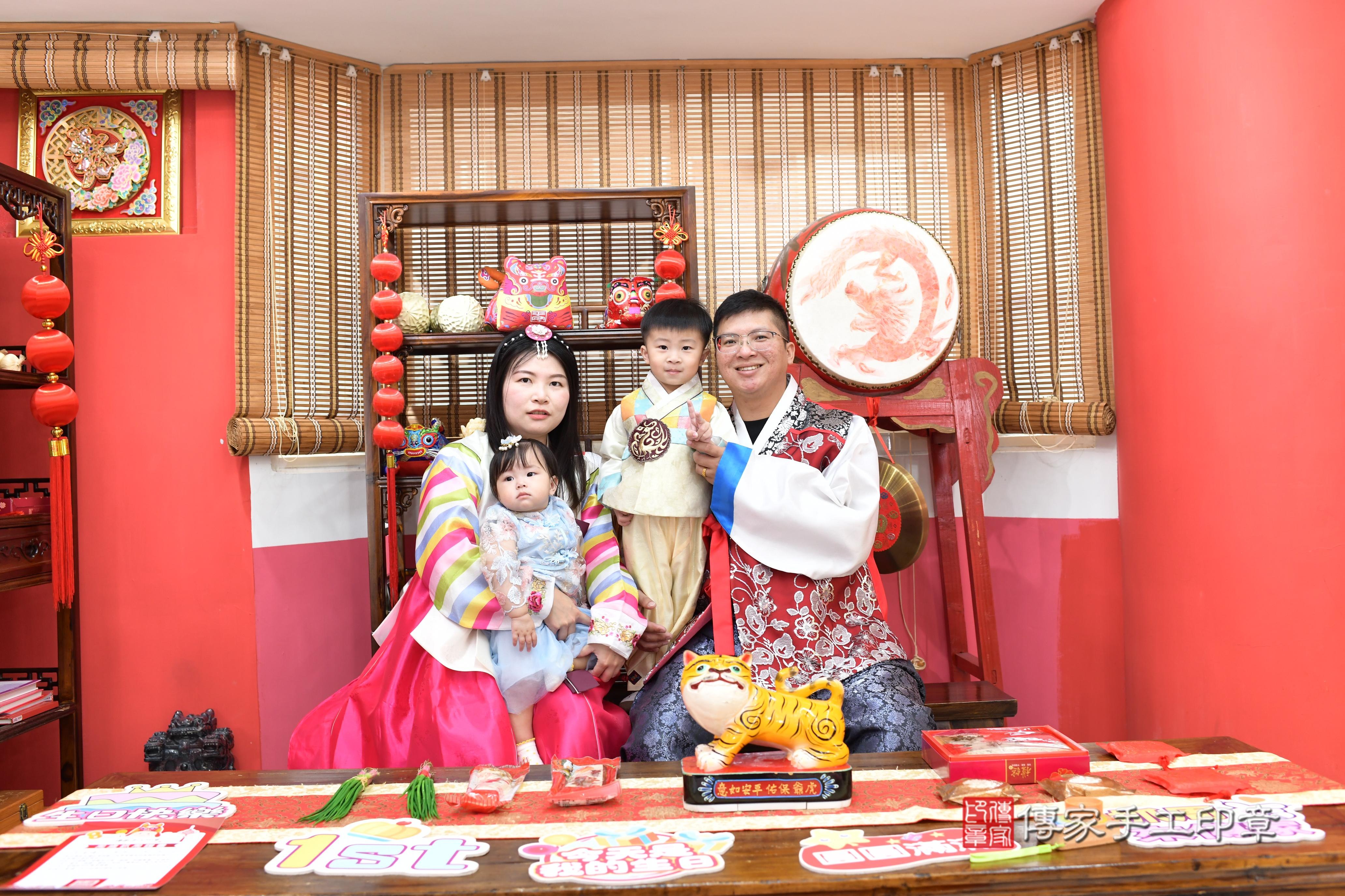 傳家手工印章高雄店、抓周、度脺、中國風會場、傳家嬰兒古禮、吉祥話、抓周道具物品24種、拍照。抓周證書。寶寶抓周、滿周歲、生日快樂、祝福