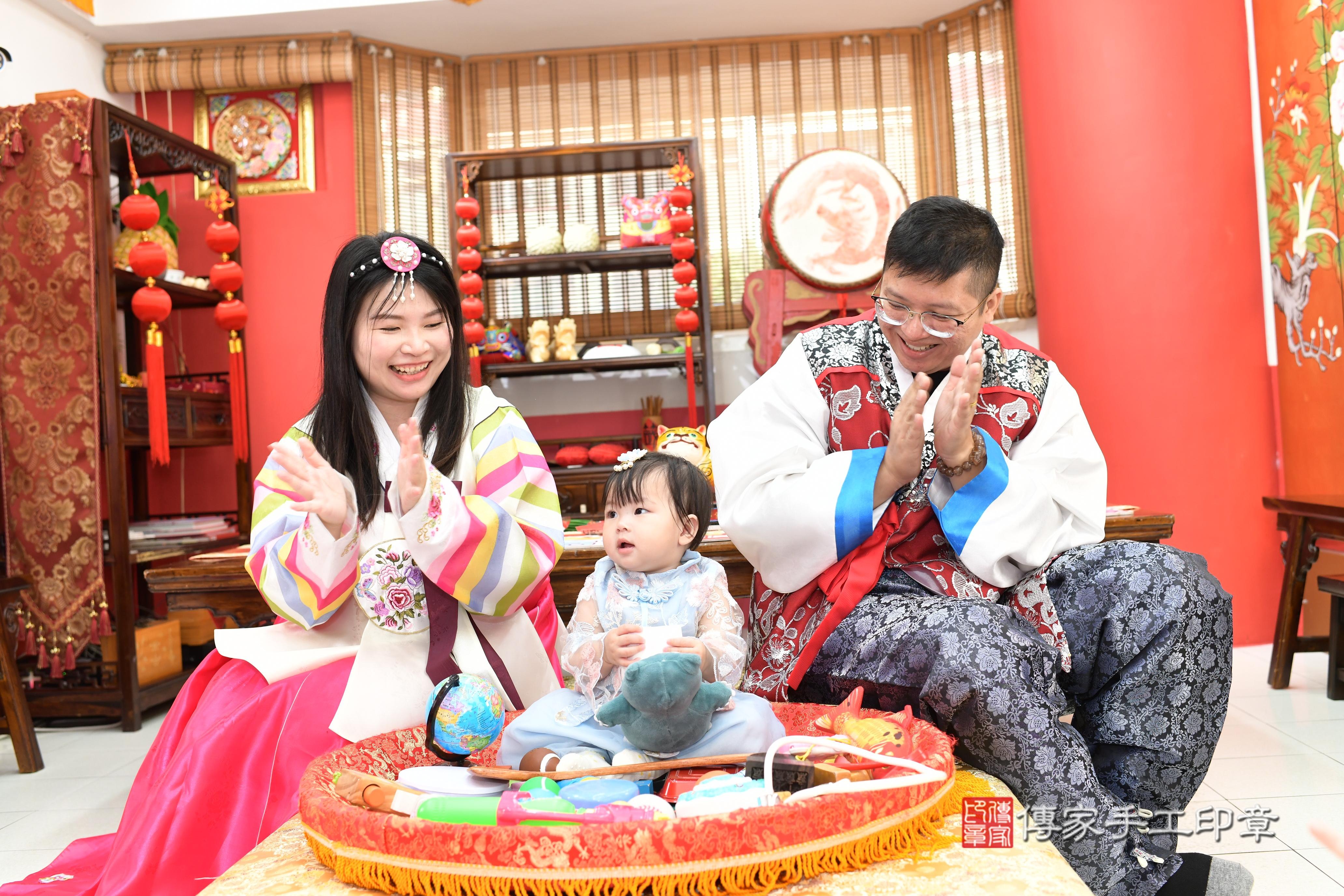 傳家手工印章高雄店、抓周、度脺、中國風會場、傳家嬰兒古禮、吉祥話、抓周道具物品24種、拍照。抓周證書。寶寶抓周、滿周歲、生日快樂、祝福