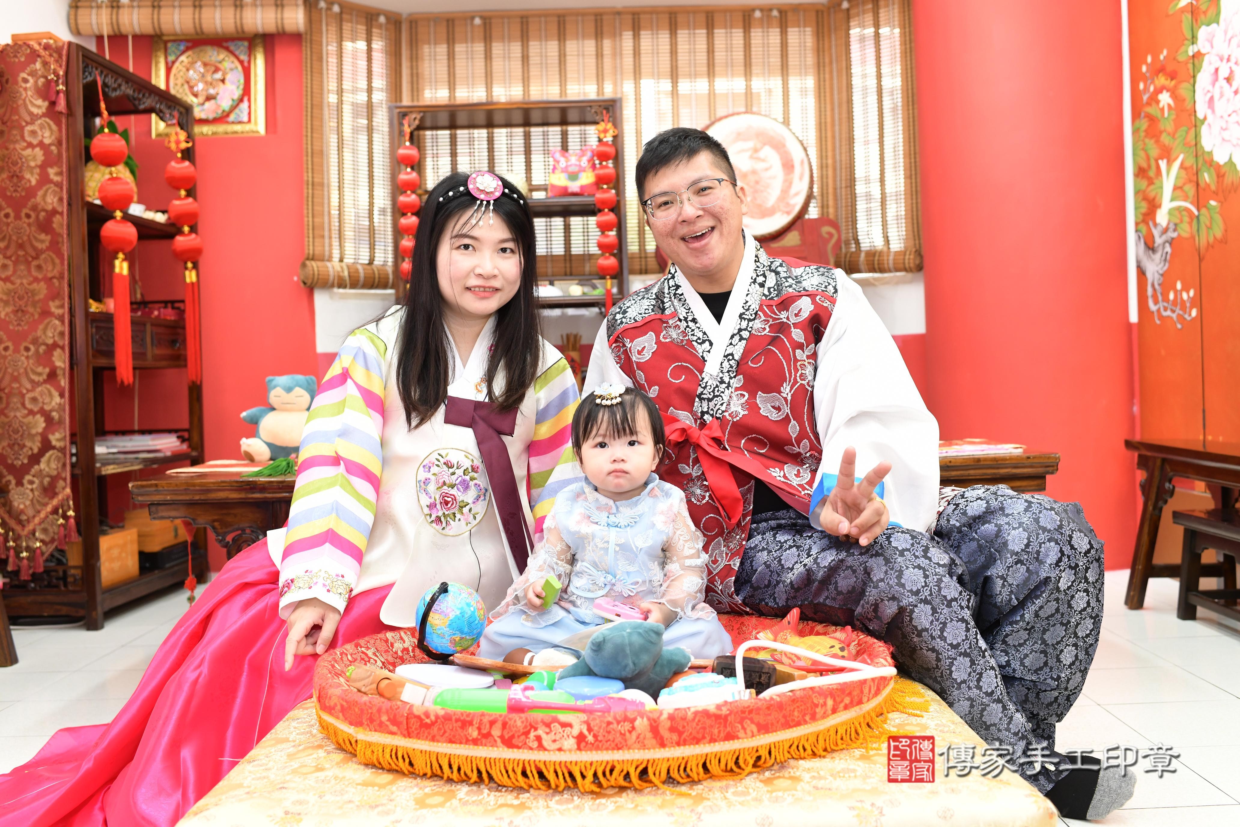 傳家手工印章高雄店、抓周、度脺、中國風會場、傳家嬰兒古禮、吉祥話、抓周道具物品24種、拍照。抓周證書。寶寶抓周、滿周歲、生日快樂、祝福