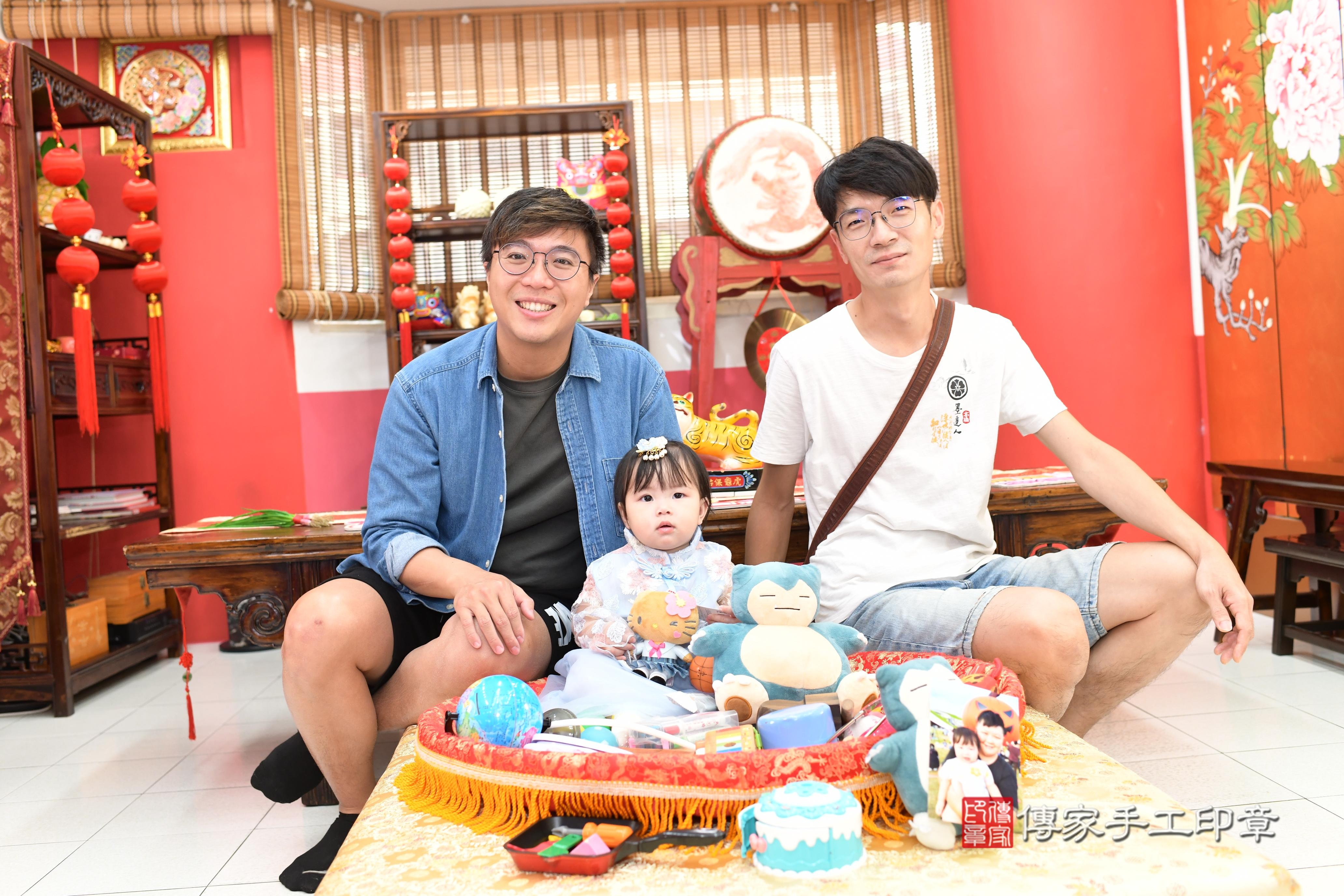 傳家手工印章高雄店、抓周、度脺、中國風會場、傳家嬰兒古禮、吉祥話、抓周道具物品24種、拍照。抓周證書。寶寶抓周、滿周歲、生日快樂、祝福