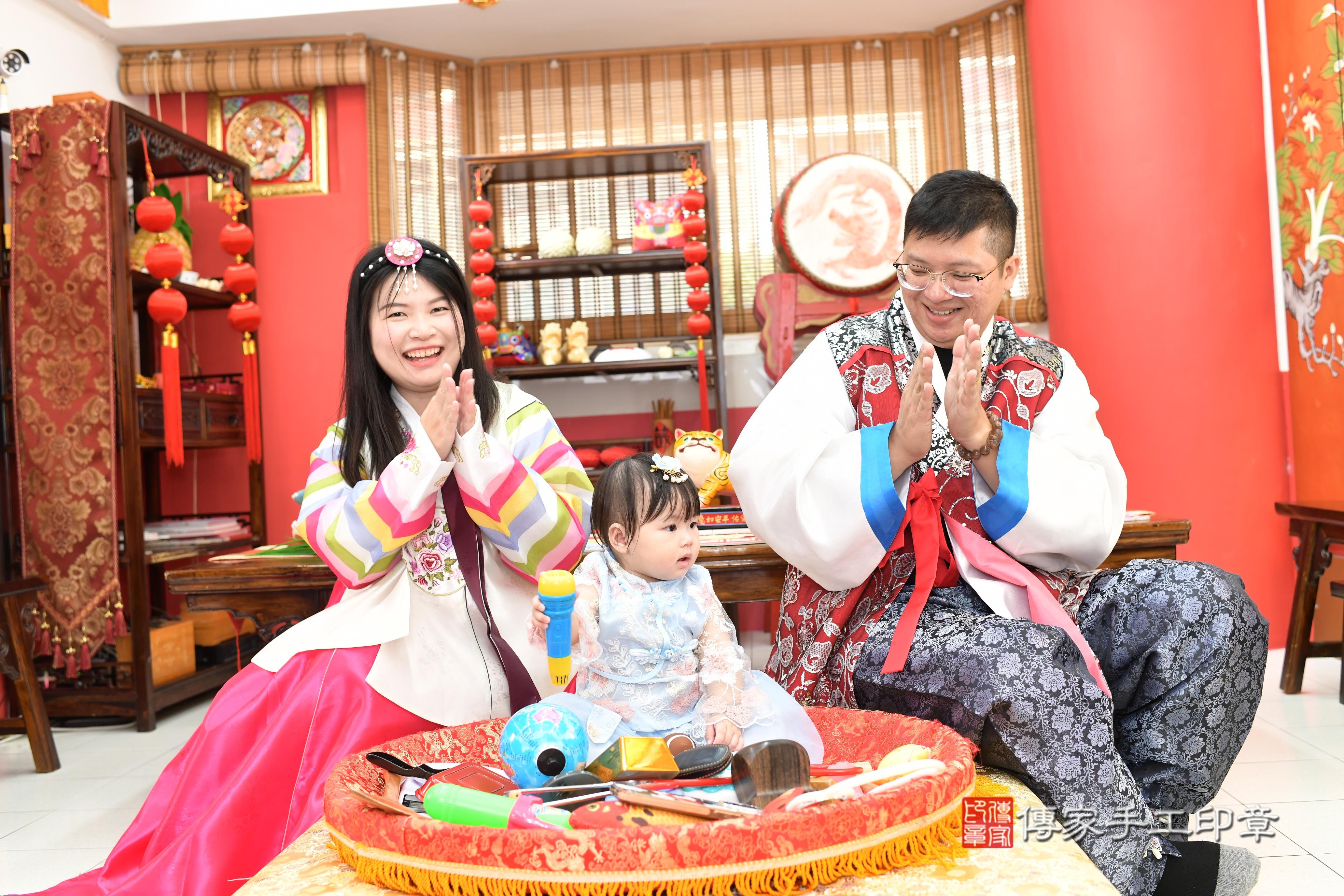 傳家手工印章高雄店、抓周、度脺、中國風會場、傳家嬰兒古禮、吉祥話、抓周道具物品24種、拍照。抓周證書。寶寶抓周、滿周歲、生日快樂、祝福