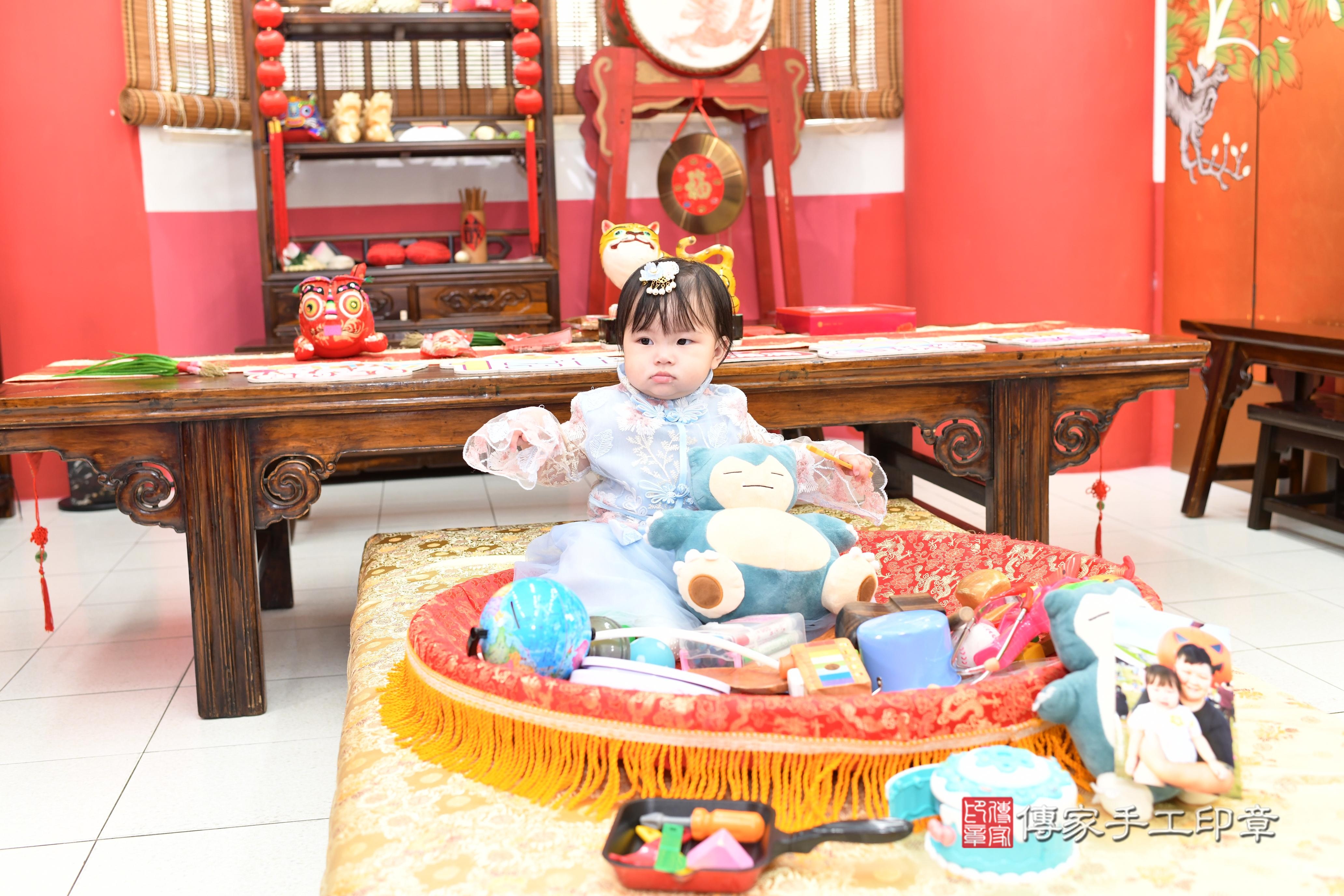 傳家手工印章高雄店、抓周、度脺、中國風會場、傳家嬰兒古禮、吉祥話、抓周道具物品24種、拍照。抓周證書。寶寶抓周、滿周歲、生日快樂、祝福