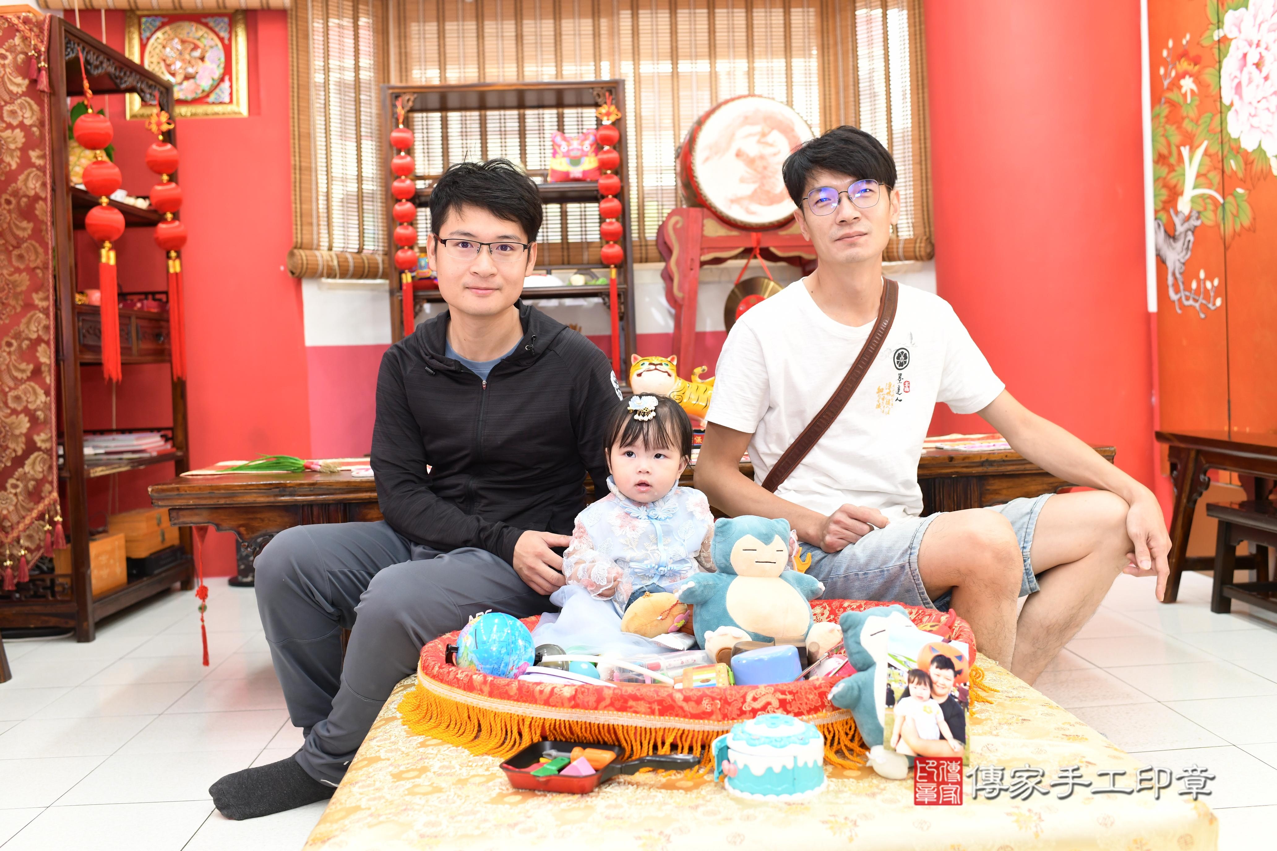 傳家手工印章高雄店、抓周、度脺、中國風會場、傳家嬰兒古禮、吉祥話、抓周道具物品24種、拍照。抓周證書。寶寶抓周、滿周歲、生日快樂、祝福