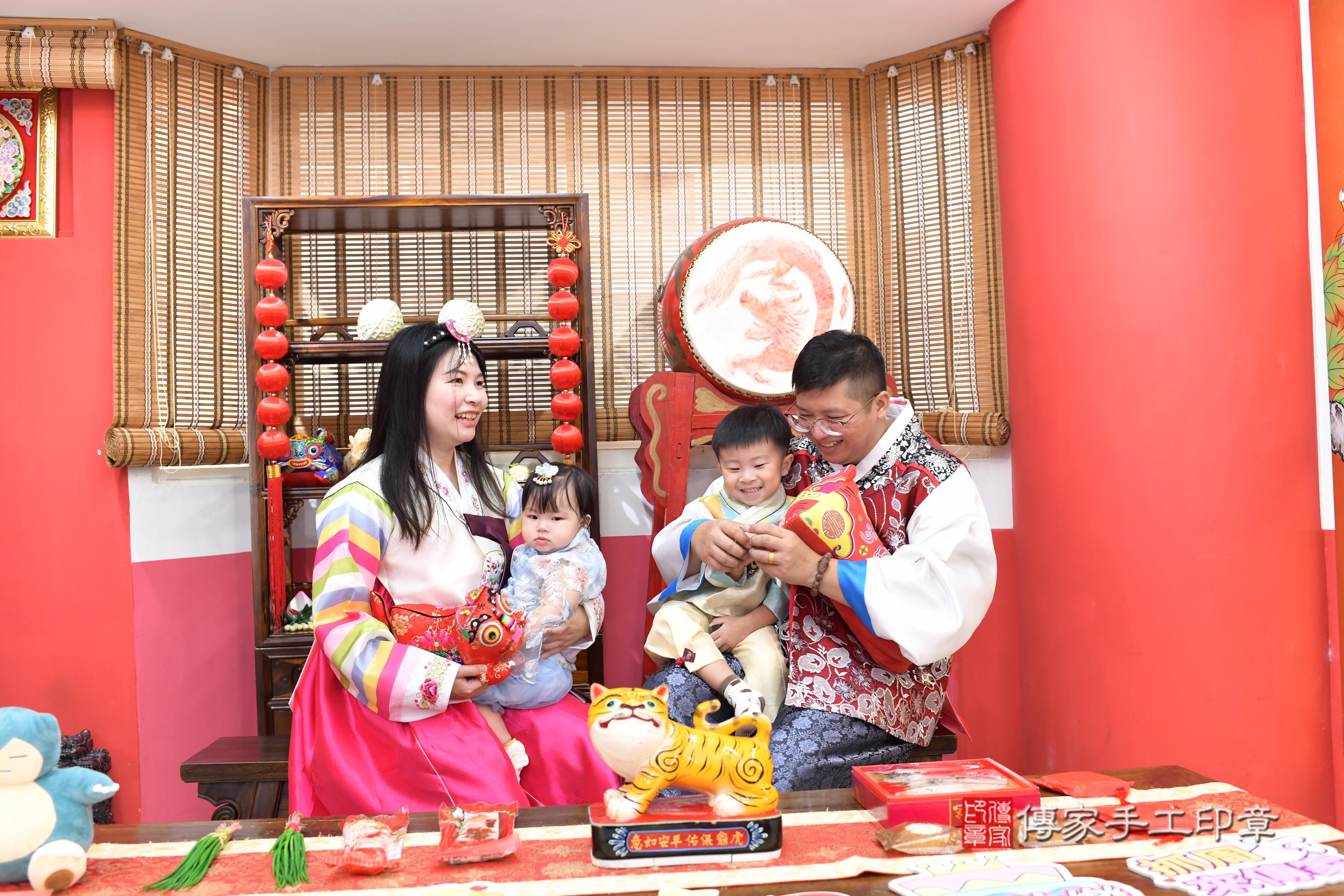 傳家手工印章高雄店、抓周、度脺、中國風會場、傳家嬰兒古禮、吉祥話、抓周道具物品24種、拍照。抓周證書。寶寶抓周、滿周歲、生日快樂、祝福