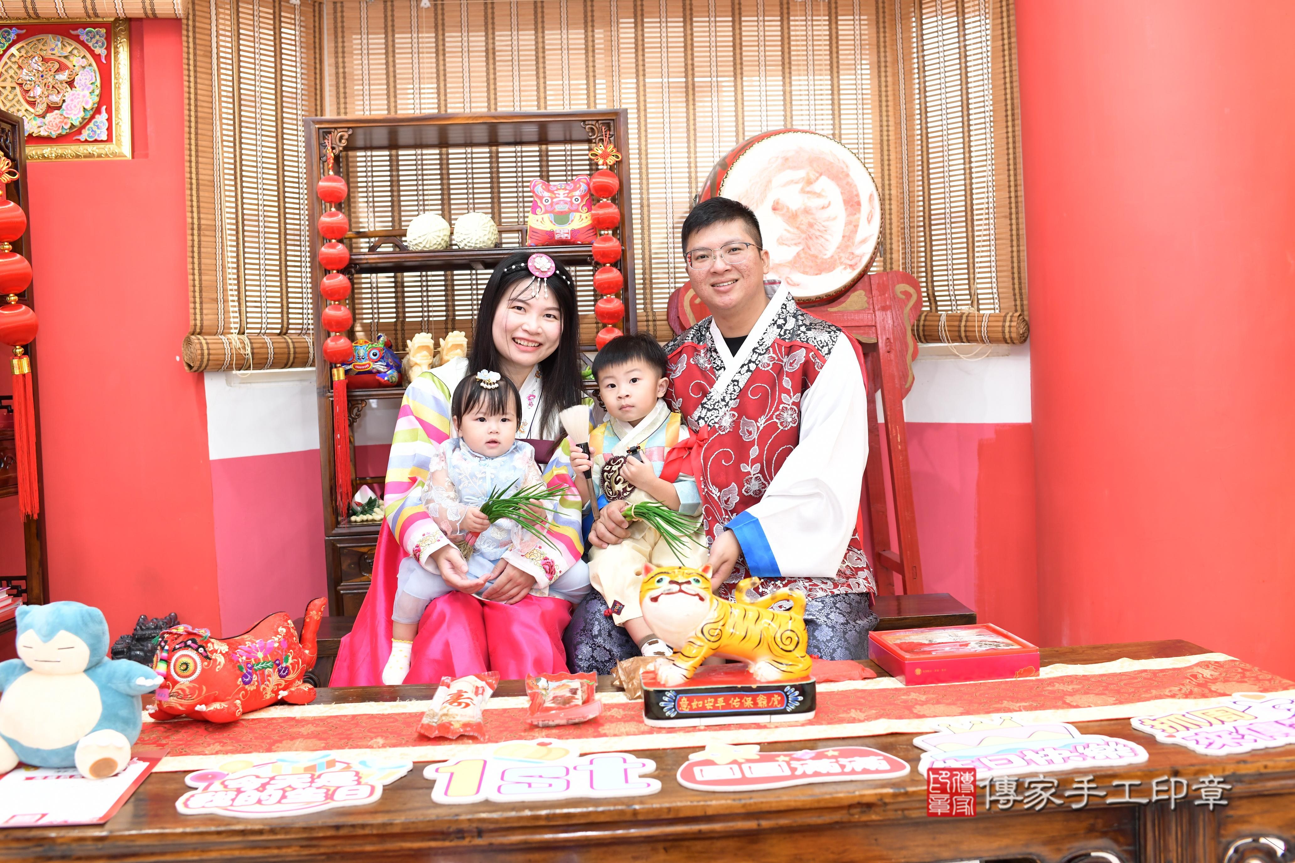 傳家手工印章高雄店、抓周、度脺、中國風會場、傳家嬰兒古禮、吉祥話、抓周道具物品24種、拍照。抓周證書。寶寶抓周、滿周歲、生日快樂、祝福