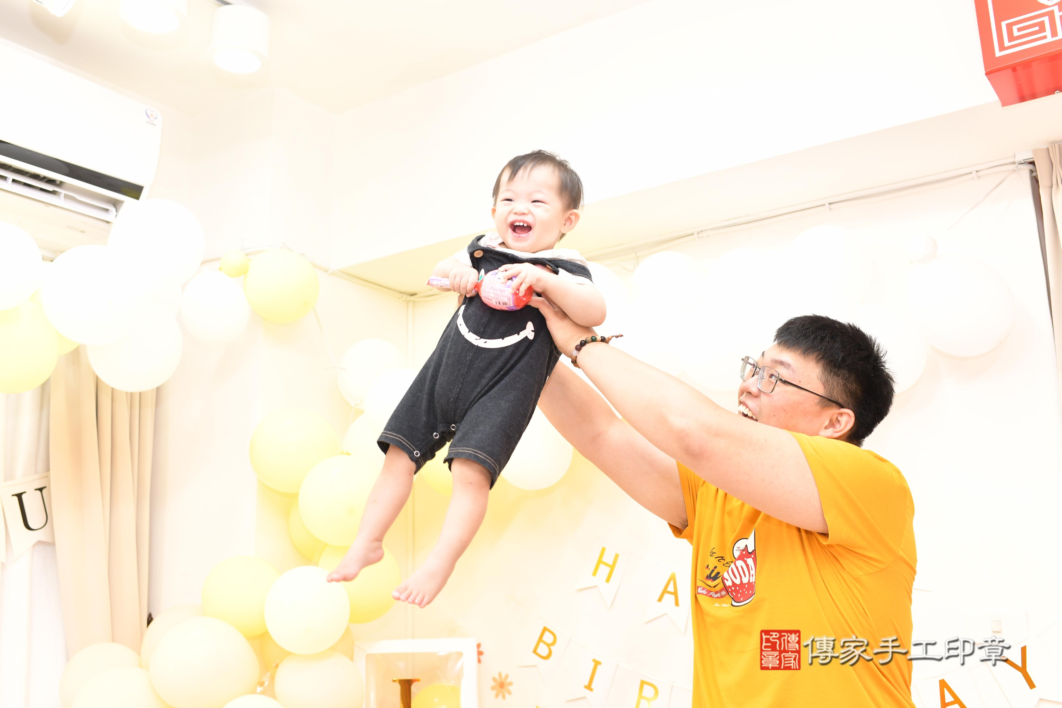 傳家手工印章高雄店、抓周、度脺、中國風會場、傳家嬰兒古禮、吉祥話、抓周道具物品24種、拍照。抓周證書。寶寶抓周、滿周歲、生日快樂、祝福 傳家手工印章高雄店、抓周、度脺、中國風會場、傳家嬰兒古禮、吉祥話、抓周道具物品24種、拍照。抓周證書。寶寶抓周、滿周歲、生日快樂、祝福