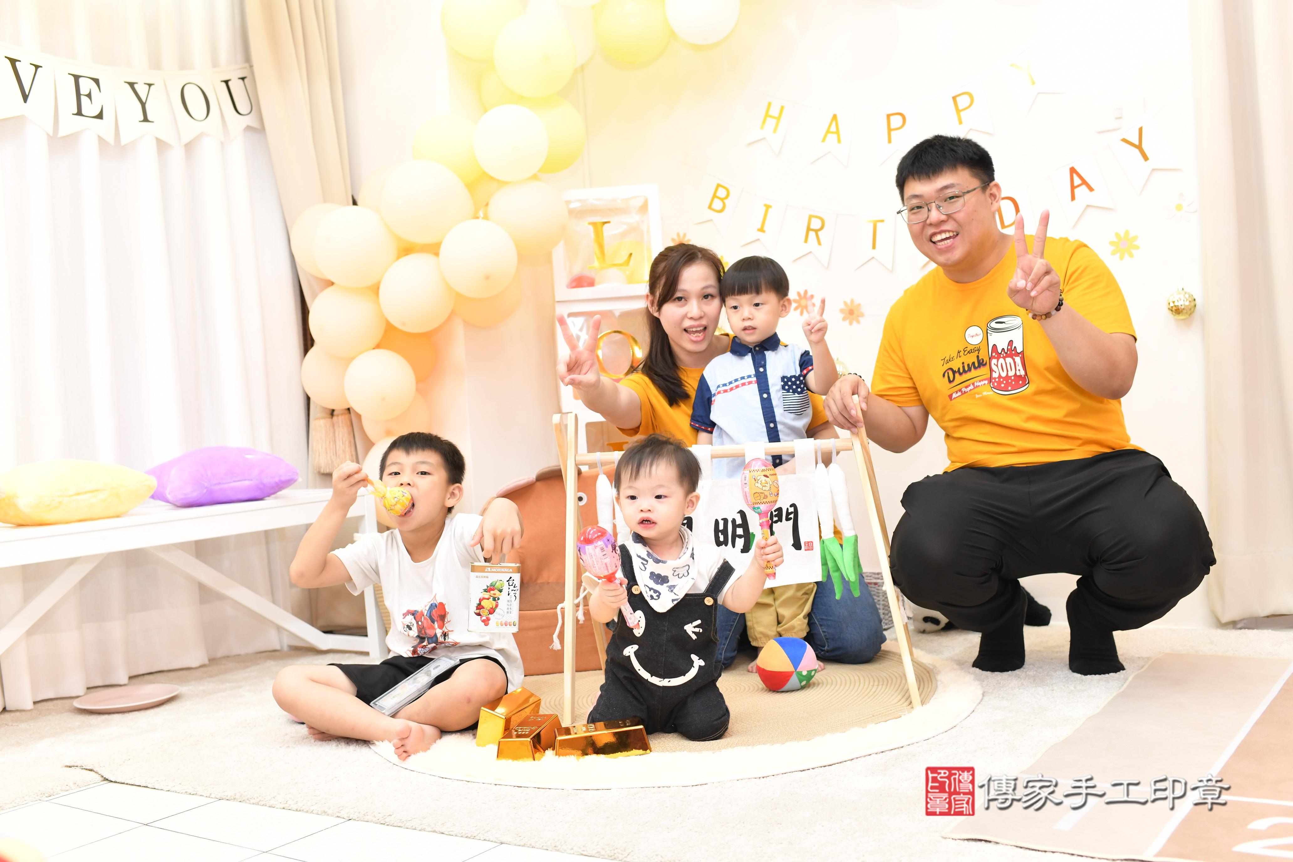 傳家手工印章高雄店、抓周、度脺、中國風會場、傳家嬰兒古禮、吉祥話、抓周道具物品24種、拍照。抓周證書。寶寶抓周、滿周歲、生日快樂、祝福 傳家手工印章高雄店、抓周、度脺、中國風會場、傳家嬰兒古禮、吉祥話、抓周道具物品24種、拍照。抓周證書。寶寶抓周、滿周歲、生日快樂、祝福