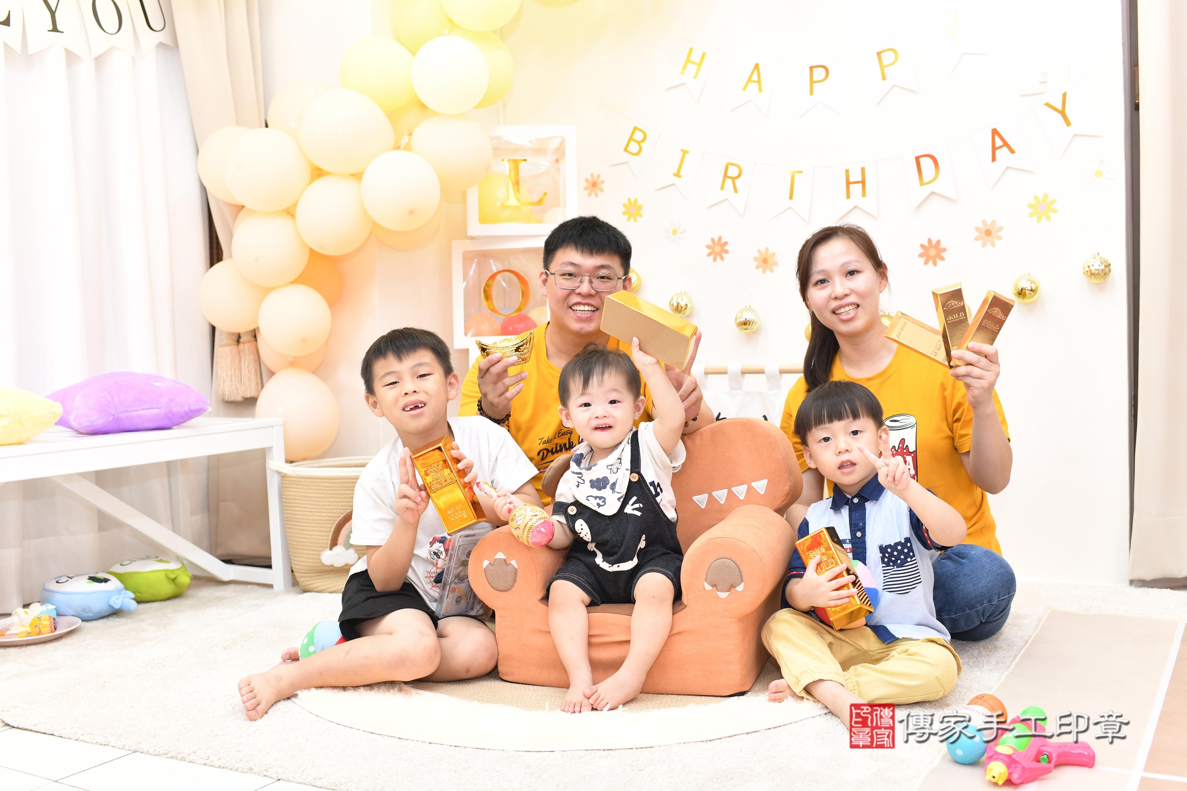 傳家手工印章高雄店、抓周、度脺、中國風會場、傳家嬰兒古禮、吉祥話、抓周道具物品24種、拍照。抓周證書。寶寶抓周、滿周歲、生日快樂、祝福 傳家手工印章高雄店、抓周、度脺、中國風會場、傳家嬰兒古禮、吉祥話、抓周道具物品24種、拍照。抓周證書。寶寶抓周、滿周歲、生日快樂、祝福