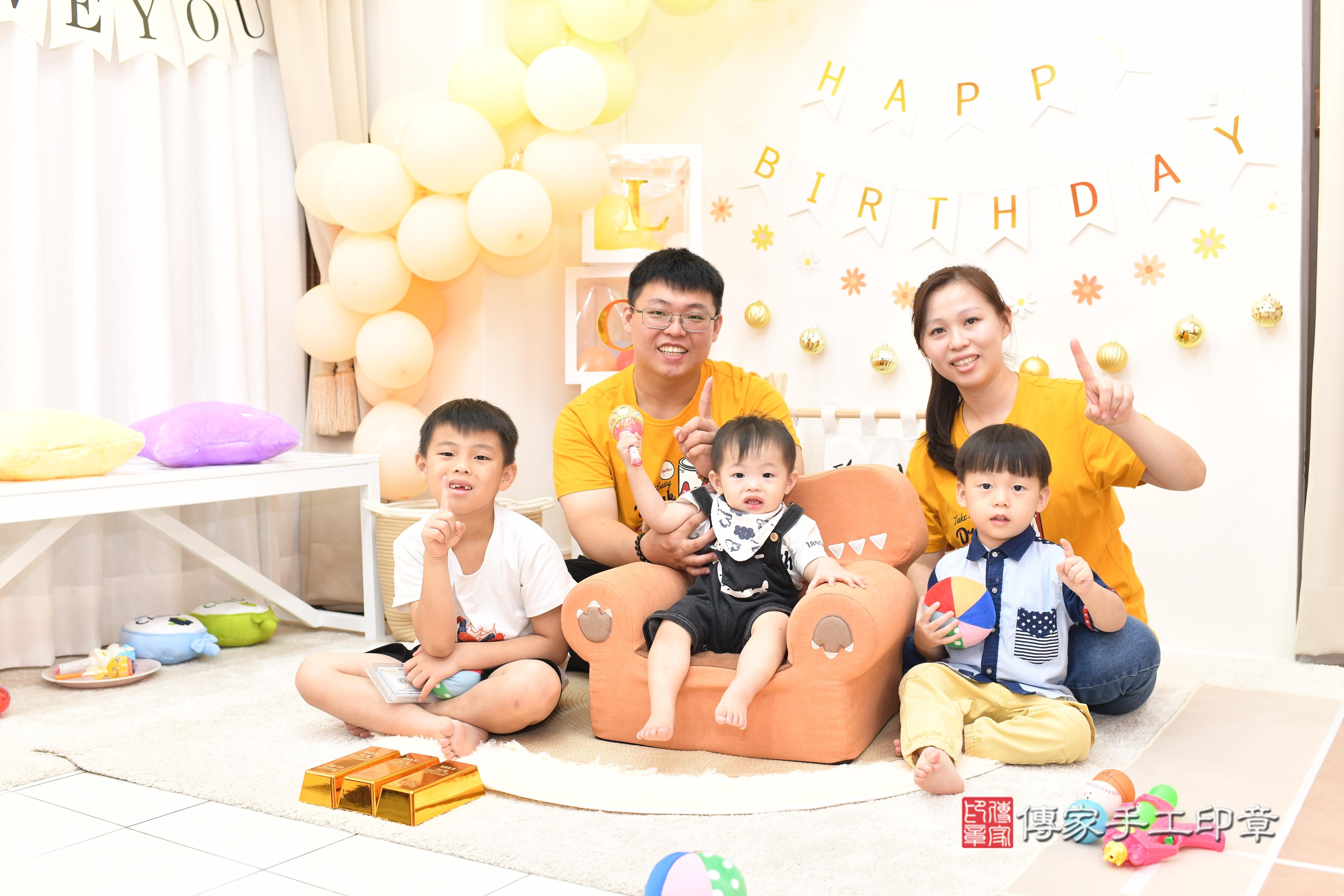 傳家手工印章高雄店、抓周、度脺、中國風會場、傳家嬰兒古禮、吉祥話、抓周道具物品24種、拍照。抓周證書。寶寶抓周、滿周歲、生日快樂、祝福 傳家手工印章高雄店、抓周、度脺、中國風會場、傳家嬰兒古禮、吉祥話、抓周道具物品24種、拍照。抓周證書。寶寶抓周、滿周歲、生日快樂、祝福