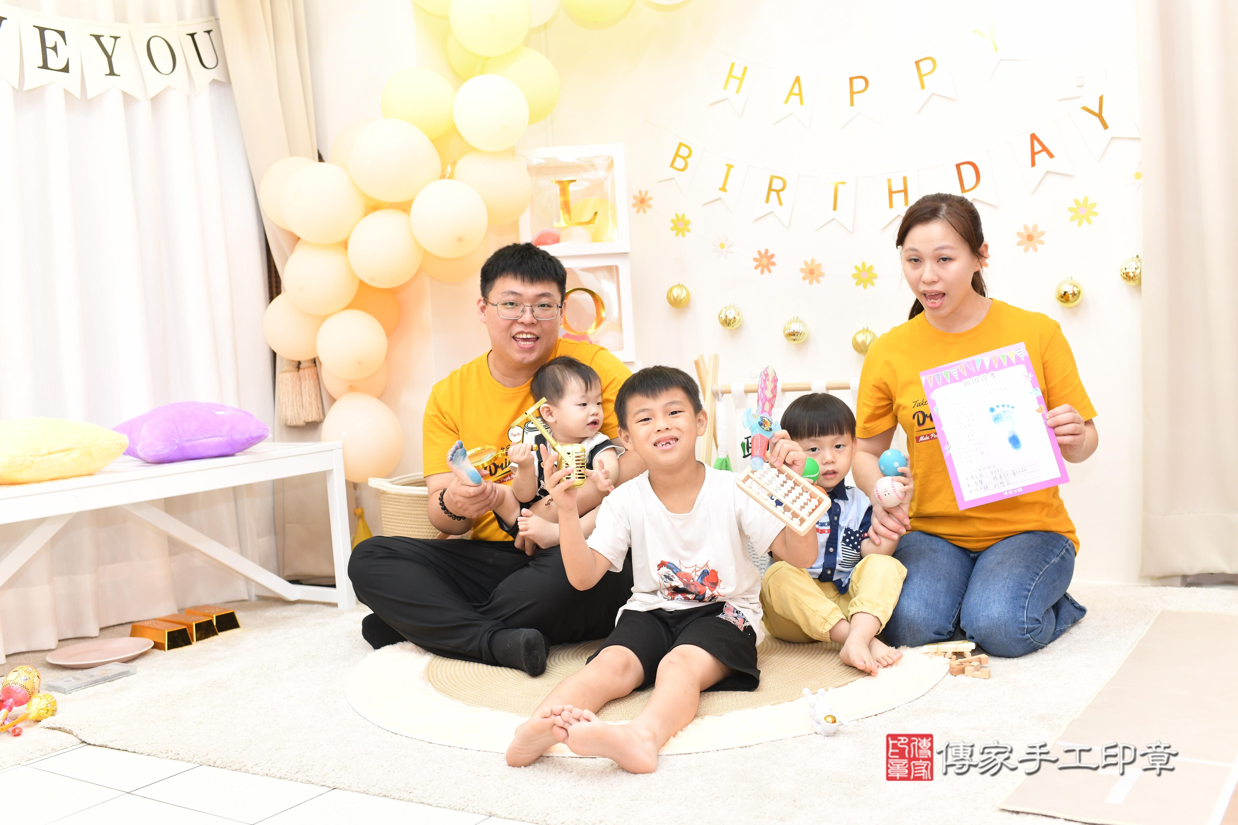 傳家手工印章高雄店、抓周、度脺、中國風會場、傳家嬰兒古禮、吉祥話、抓周道具物品24種、拍照。抓周證書。寶寶抓周、滿周歲、生日快樂、祝福 傳家手工印章高雄店、抓周、度脺、中國風會場、傳家嬰兒古禮、吉祥話、抓周道具物品24種、拍照。抓周證書。寶寶抓周、滿周歲、生日快樂、祝福