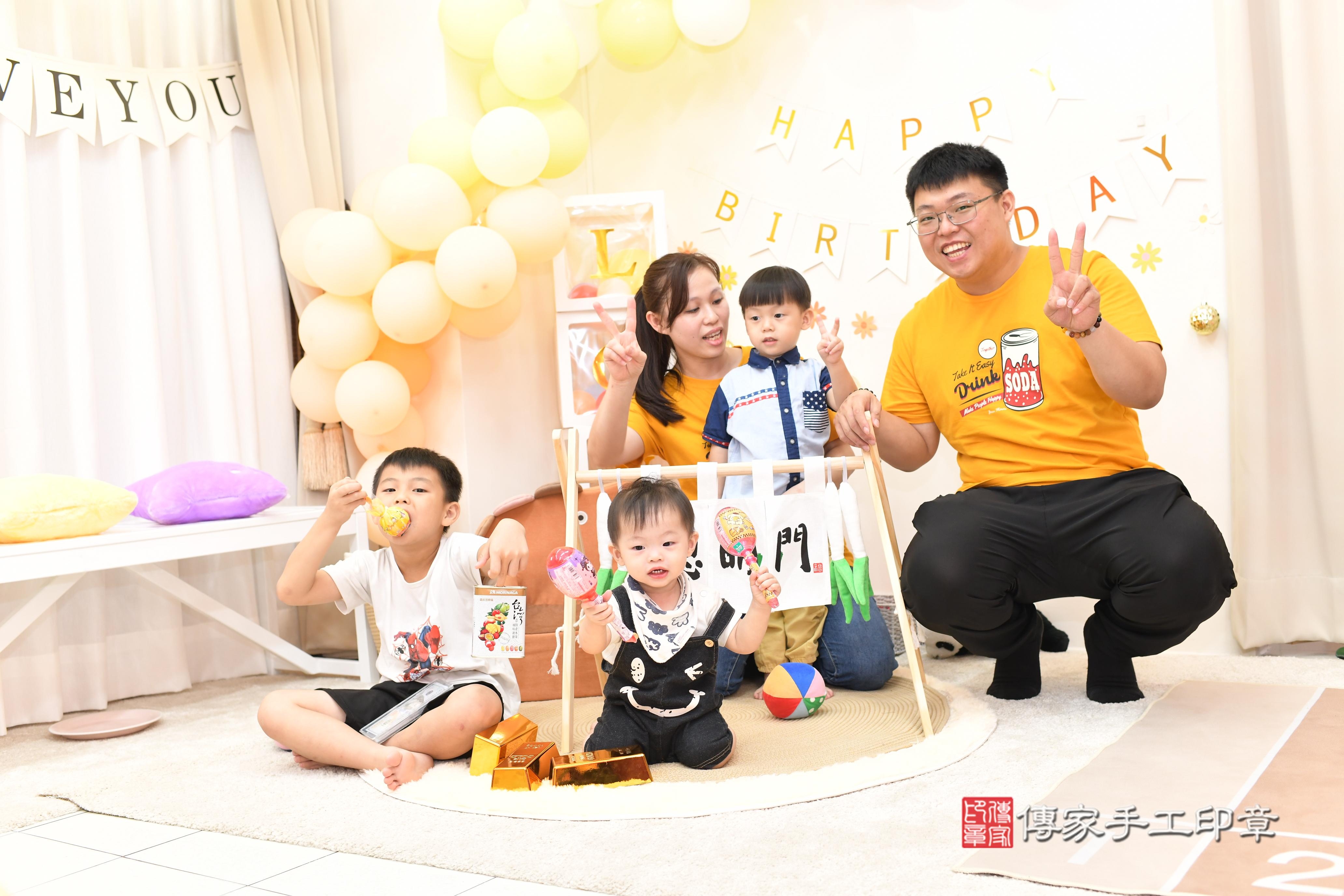 傳家手工印章高雄店、抓周、度脺、中國風會場、傳家嬰兒古禮、吉祥話、抓周道具物品24種、拍照。抓周證書。寶寶抓周、滿周歲、生日快樂、祝福 傳家手工印章高雄店、抓周、度脺、中國風會場、傳家嬰兒古禮、吉祥話、抓周道具物品24種、拍照。抓周證書。寶寶抓周、滿周歲、生日快樂、祝福