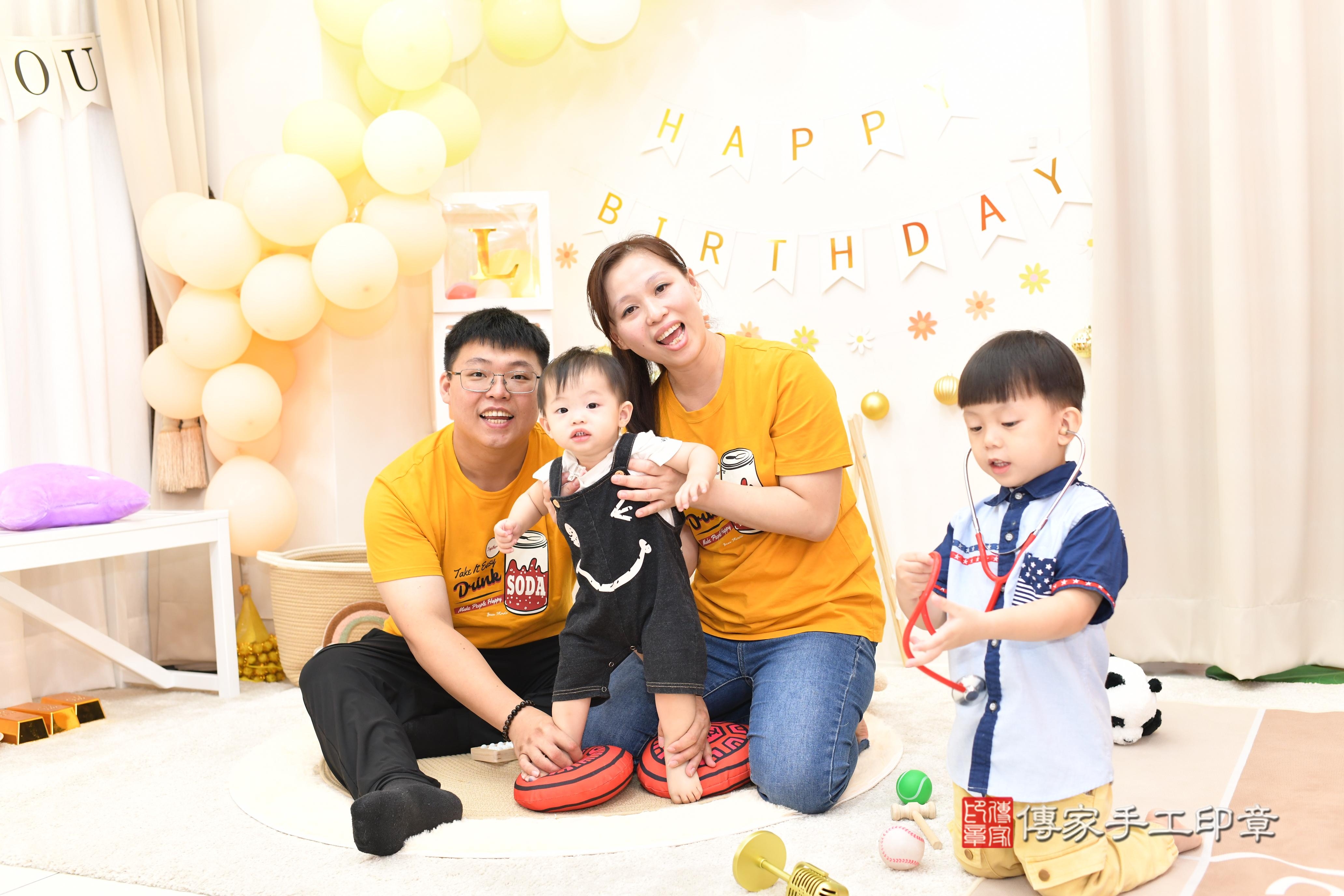 傳家手工印章高雄店、抓周、度脺、中國風會場、傳家嬰兒古禮、吉祥話、抓周道具物品24種、拍照。抓周證書。寶寶抓周、滿周歲、生日快樂、祝福 傳家手工印章高雄店、抓周、度脺、中國風會場、傳家嬰兒古禮、吉祥話、抓周道具物品24種、拍照。抓周證書。寶寶抓周、滿周歲、生日快樂、祝福