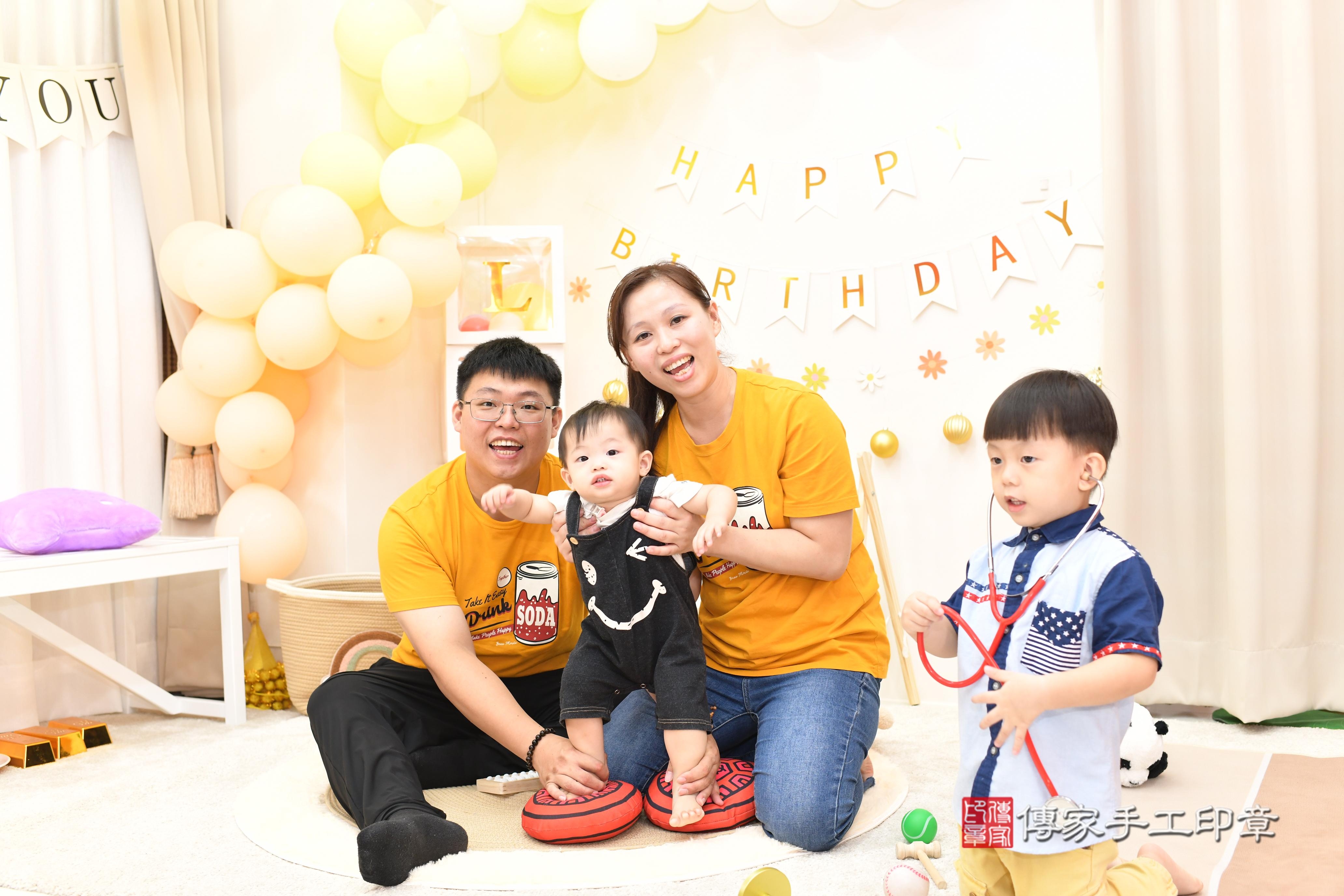 傳家手工印章高雄店、抓周、度脺、中國風會場、傳家嬰兒古禮、吉祥話、抓周道具物品24種、拍照。抓周證書。寶寶抓周、滿周歲、生日快樂、祝福 傳家手工印章高雄店、抓周、度脺、中國風會場、傳家嬰兒古禮、吉祥話、抓周道具物品24種、拍照。抓周證書。寶寶抓周、滿周歲、生日快樂、祝福