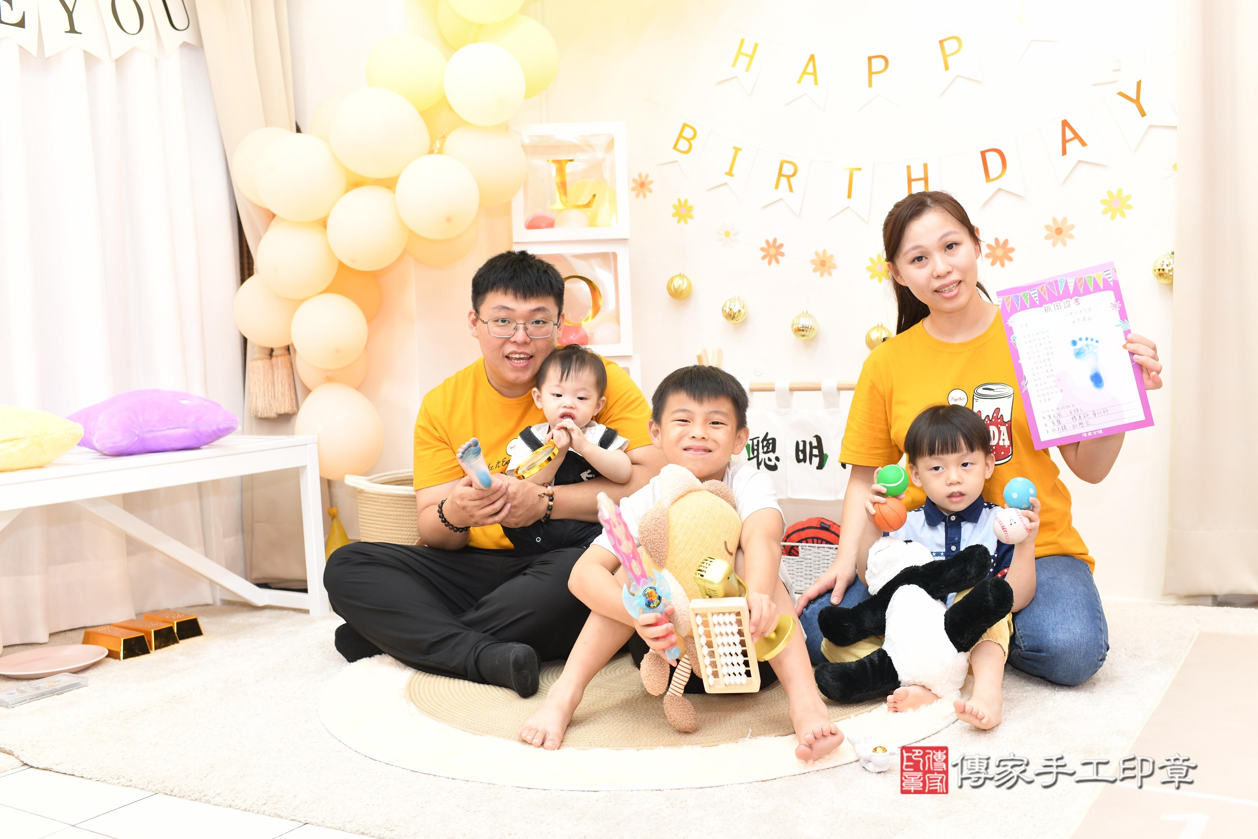 傳家手工印章高雄店、抓周、度脺、中國風會場、傳家嬰兒古禮、吉祥話、抓周道具物品24種、拍照。抓周證書。寶寶抓周、滿周歲、生日快樂、祝福 傳家手工印章高雄店、抓周、度脺、中國風會場、傳家嬰兒古禮、吉祥話、抓周道具物品24種、拍照。抓周證書。寶寶抓周、滿周歲、生日快樂、祝福