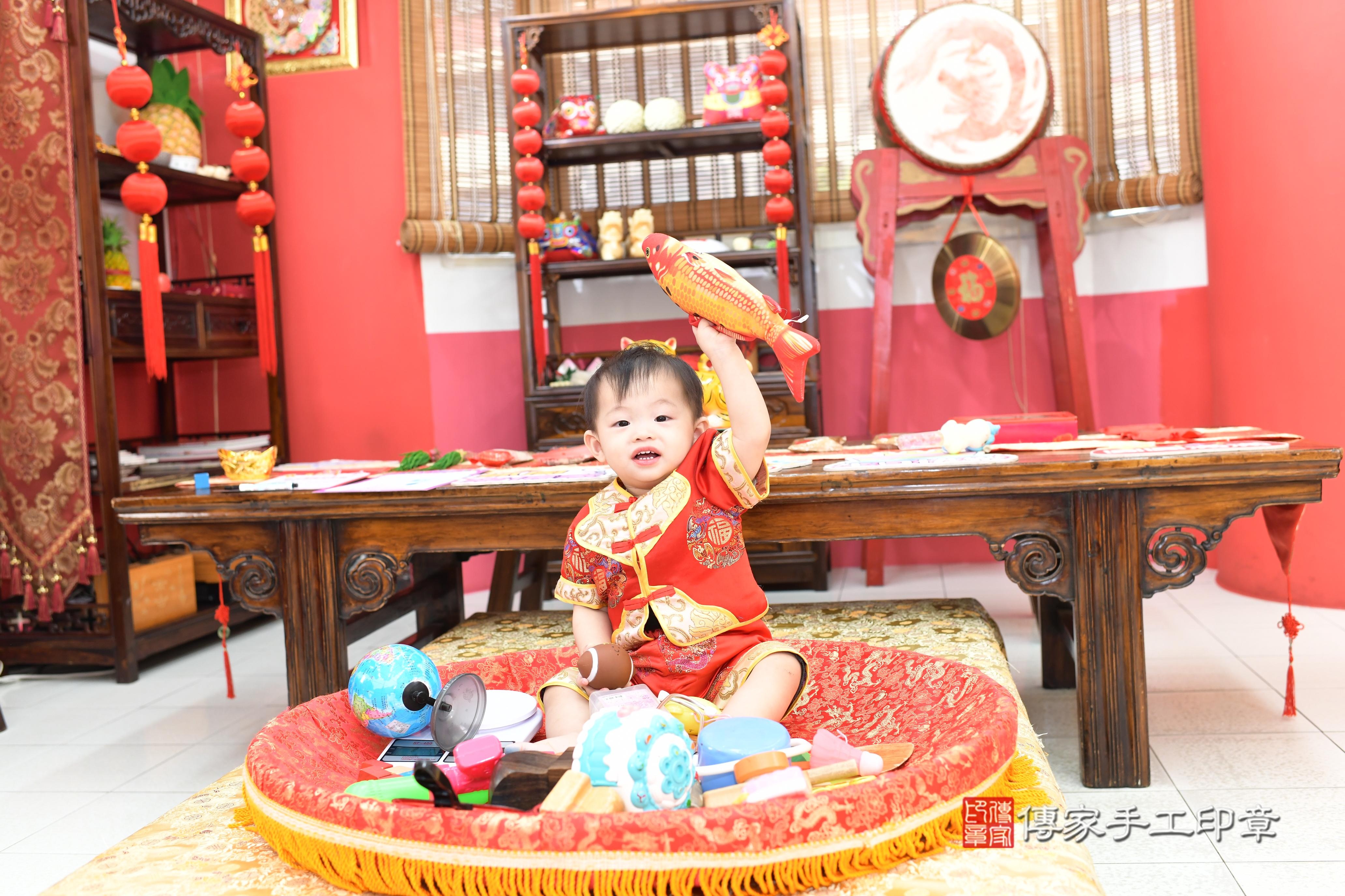 傳家手工印章高雄店、抓周、度脺、中國風會場、傳家嬰兒古禮、吉祥話、抓周道具物品24種、拍照。抓周證書。寶寶抓周、滿周歲、生日快樂、祝福 傳家手工印章高雄店、抓周、度脺、中國風會場、傳家嬰兒古禮、吉祥話、抓周道具物品24種、拍照。抓周證書。寶寶抓周、滿周歲、生日快樂、祝福